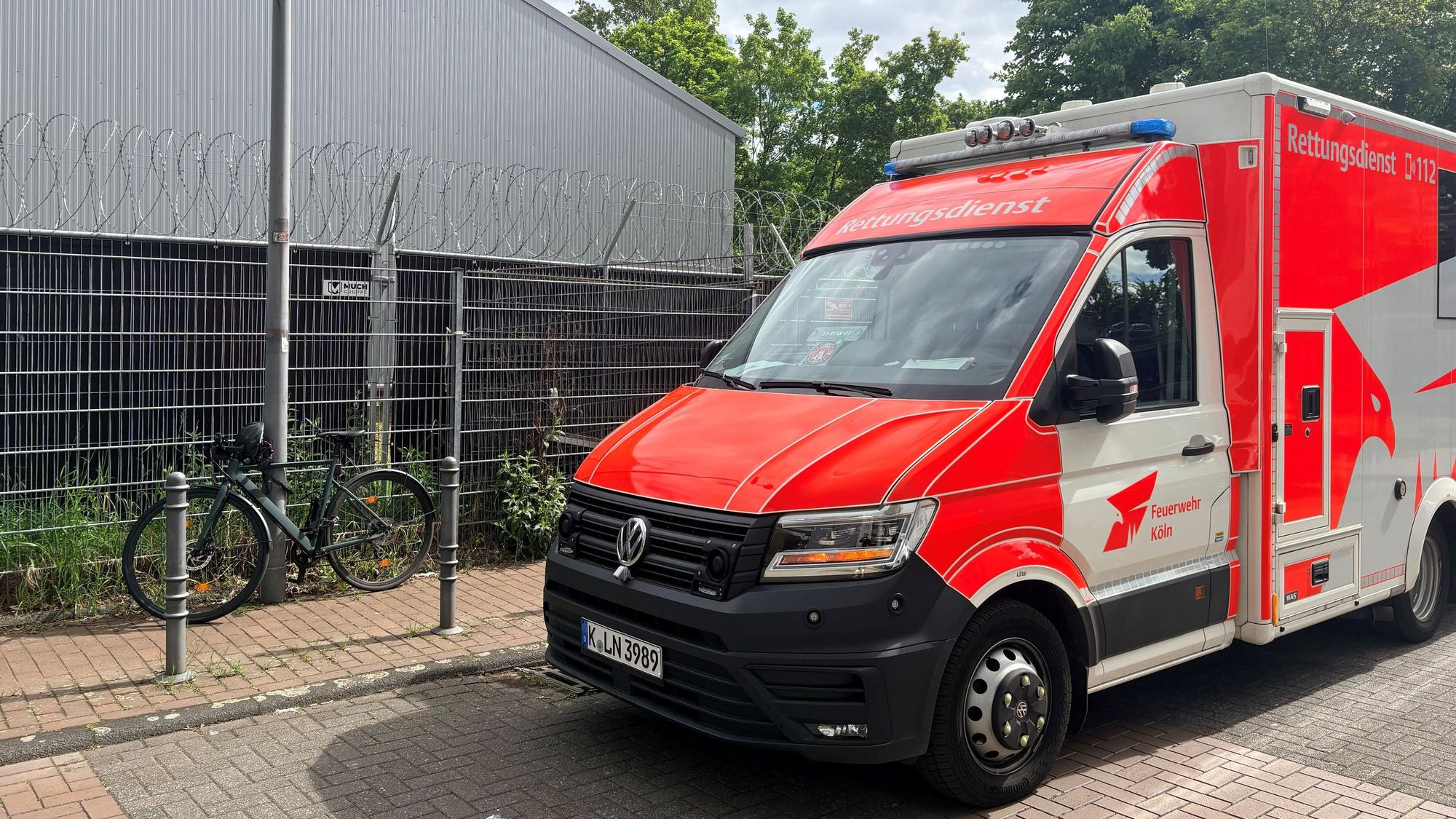 Der Rettungswagen hält an der Nebenstelle des Kölner Landgerichts.