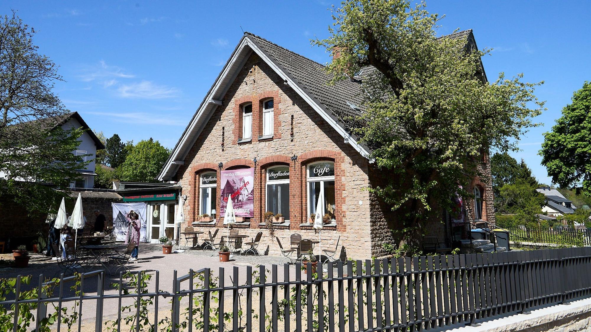 Das Bild zeigt das historische Gebäude der alten Schule in Frohngau. Darin hat das Dorfcafé eröffnet.