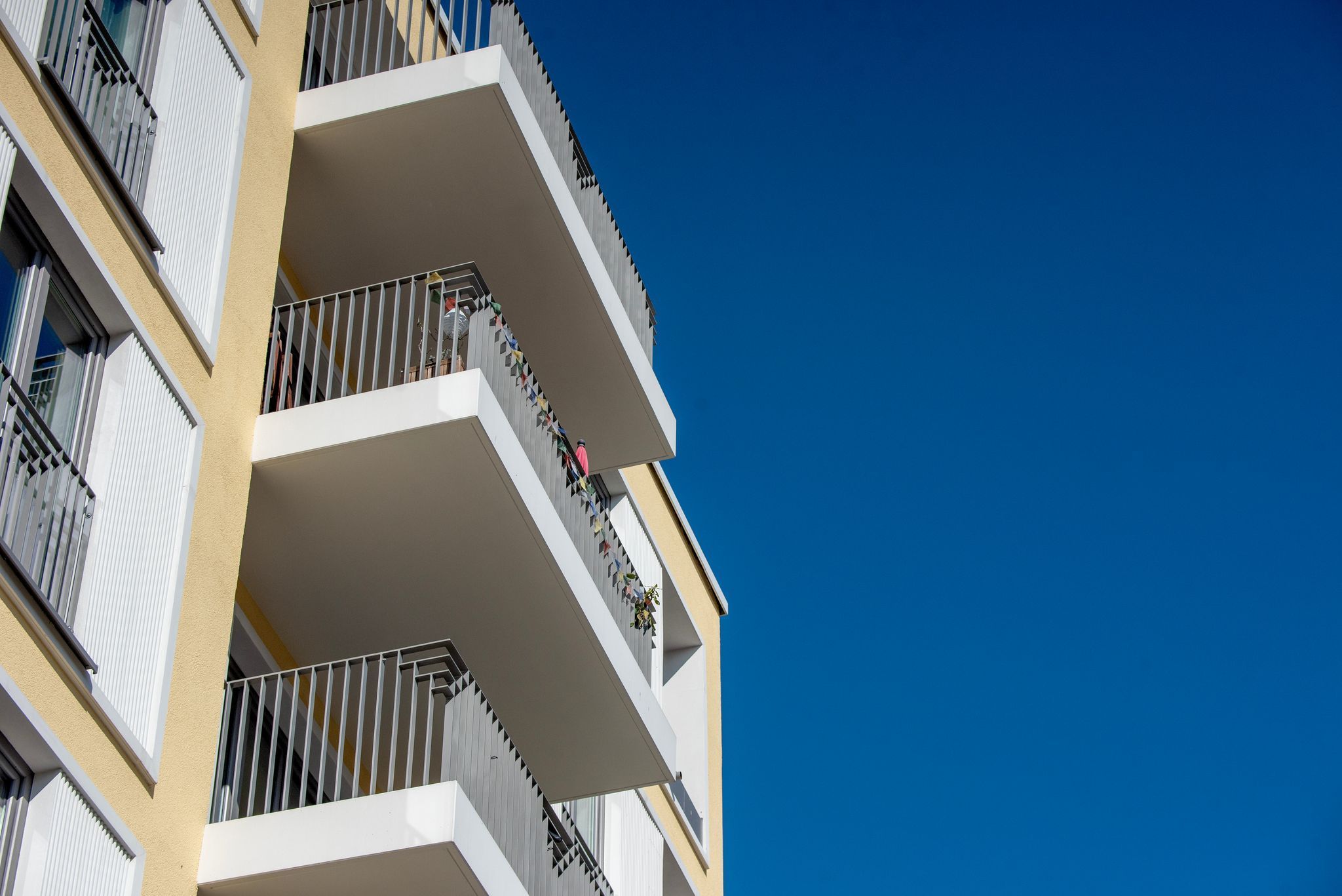Blick von unten auf Balkons eines Mehrfamilienhauses