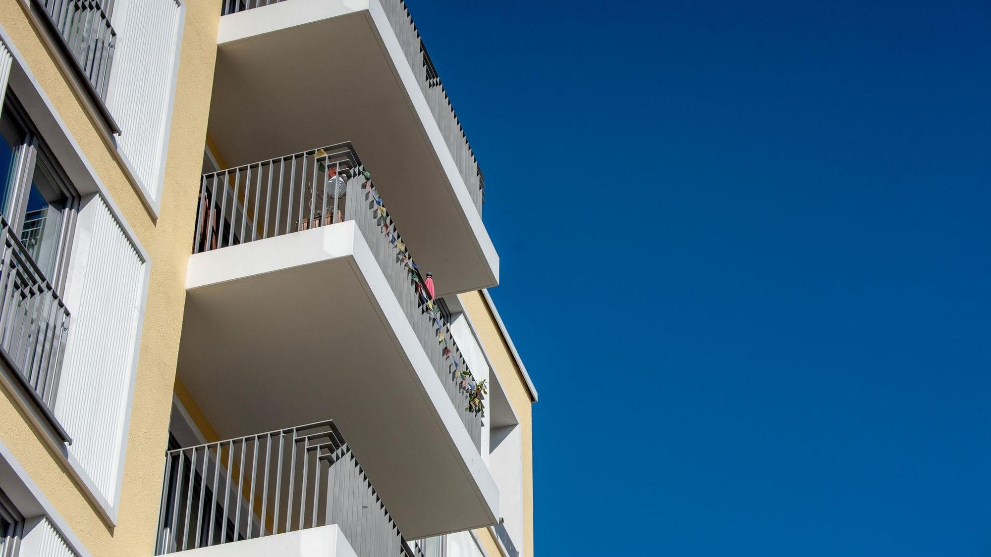 Blick von unten auf Balkons eines Mehrfamilienhauses