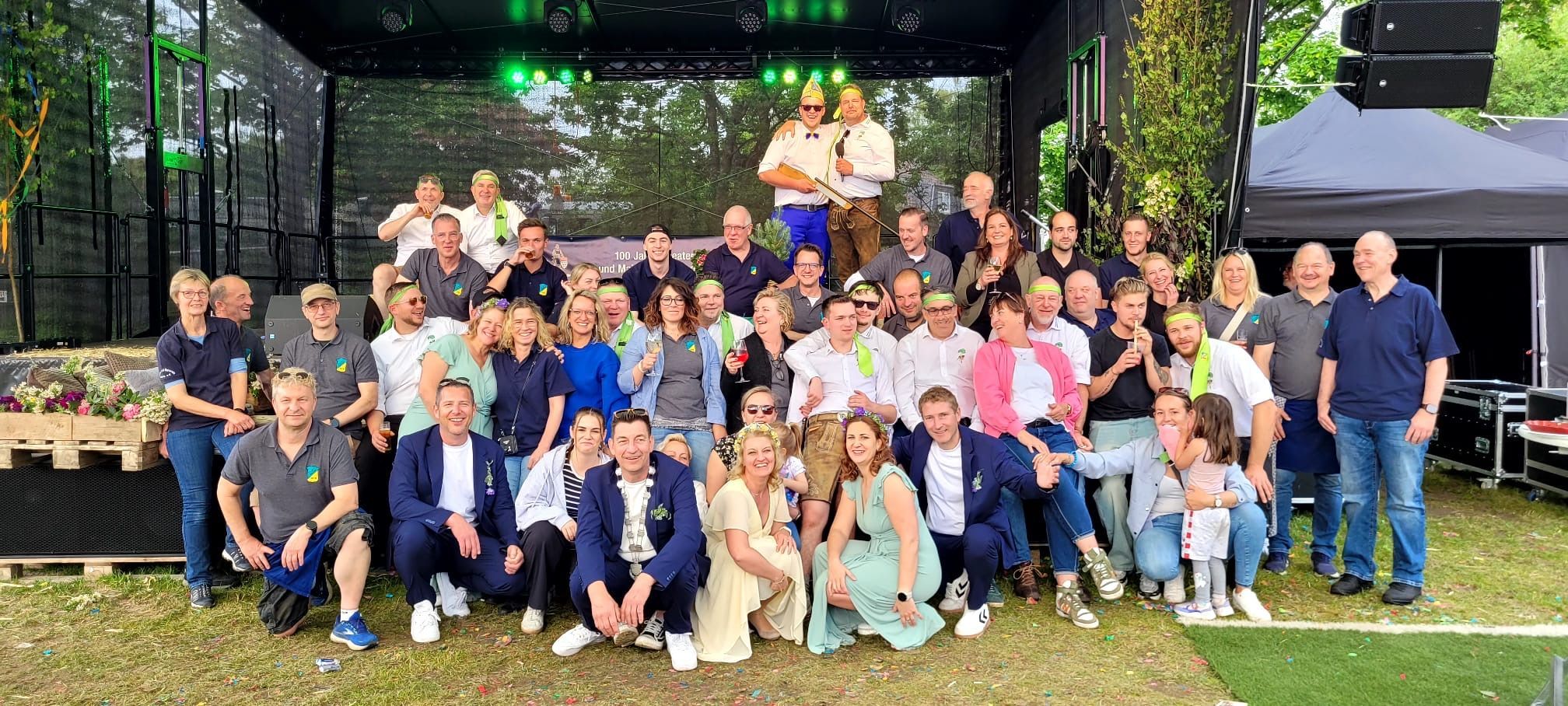 Ein Gruppenfoto mit circa 40 Personen in Sommerkleidung