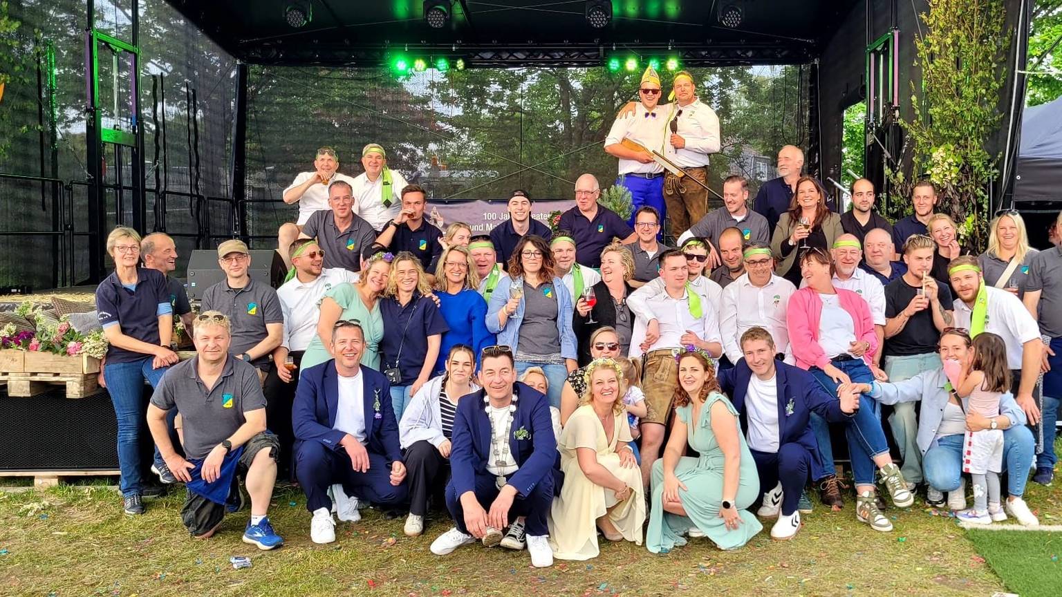 Ein Gruppenfoto mit circa 40 Personen in Sommerkleidung