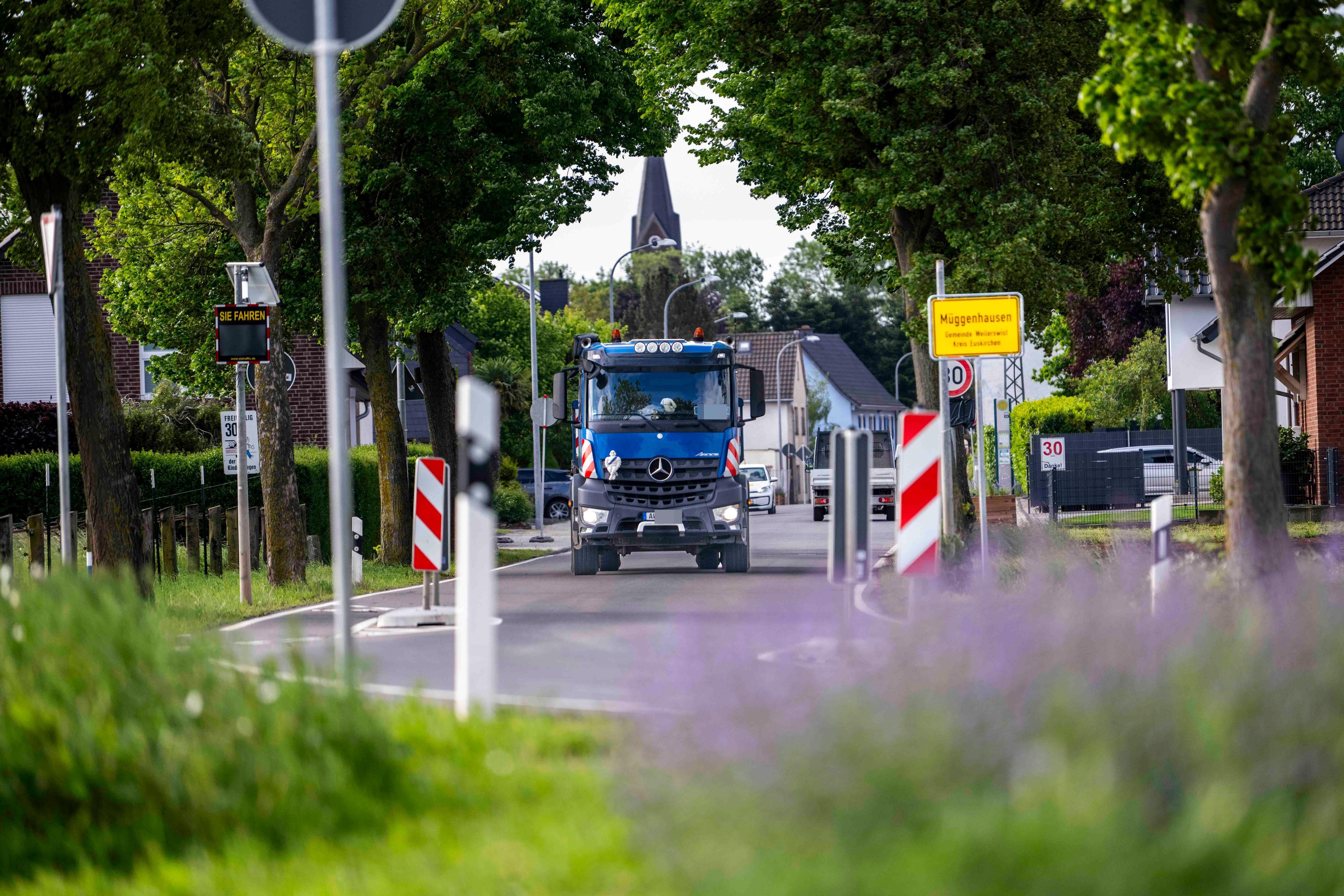 Das Bild zeigt einen Lkw, der gerade aus Müggenhausen herausfährt.