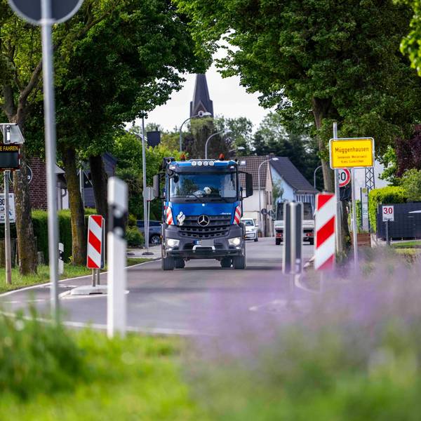 Das Bild zeigt einen Lkw, der gerade aus Müggenhausen herausfährt.