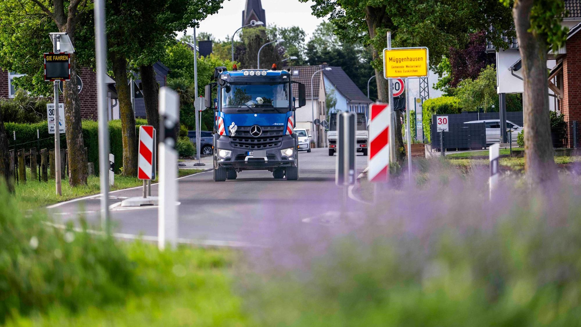Das Bild zeigt einen Lkw, der gerade aus Müggenhausen herausfährt.