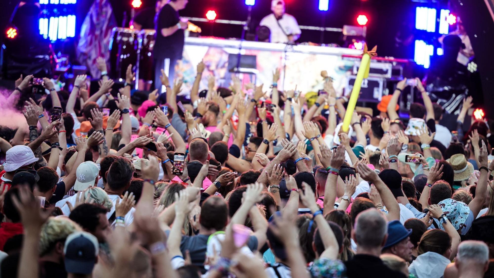 Besucher feiern beim Parookaville-Festival 2025