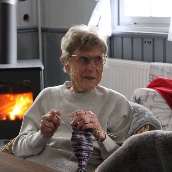 Stricktreff Neuhonrath: Vera Fietkou (91) ist die älteste der Runde.