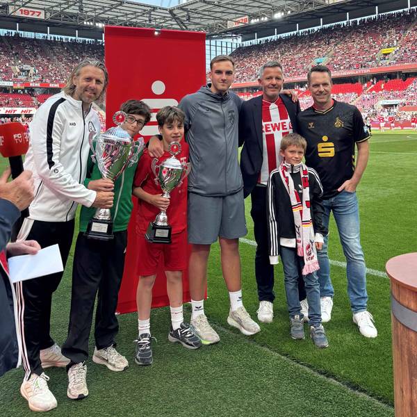 Marco Steinbach, Vorstandsmitglied der Kreissparkasse Köln, und Philipp Liesenfeld, Geschäftsführer des 1. FC Köln (von rechts), überreichten die Pokale an Spielführer und Trainer der beiden Finalisten.