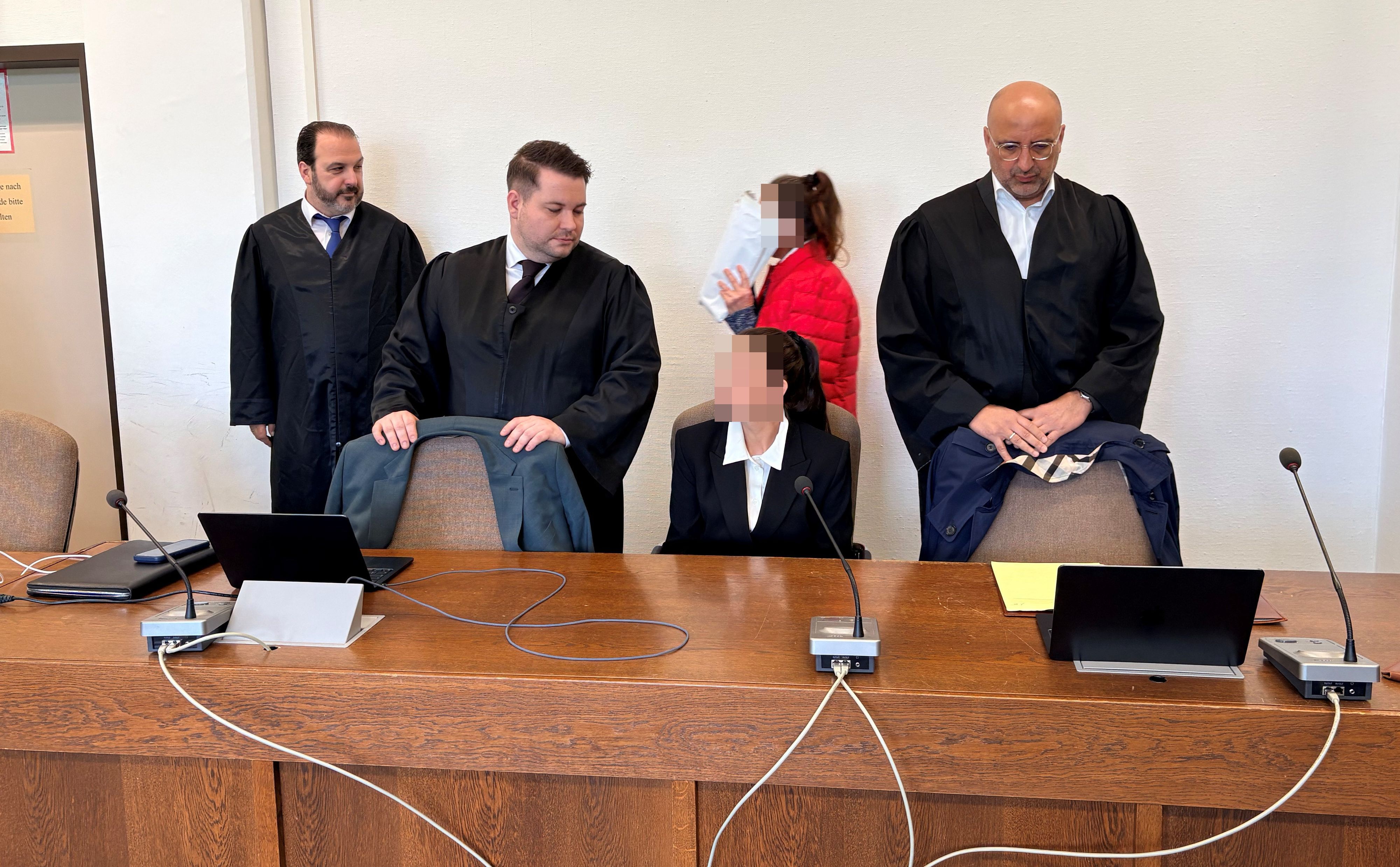 Mutter und Tochter beim Prozessauftakt mit ihren Anwälten Nicolas A. Frühsorger, Dominik Weiß und Abdou A. Gabbar (v. l.) im Kölner Landgericht
