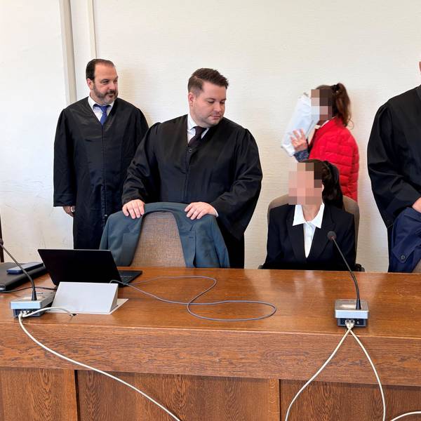 Mutter und Tochter beim Prozessauftakt mit ihren Anwälten Nicolas A. Frühsorger, Dominik Weiß und Abdou A. Gabbar (v.l.) im Kölner Landgericht