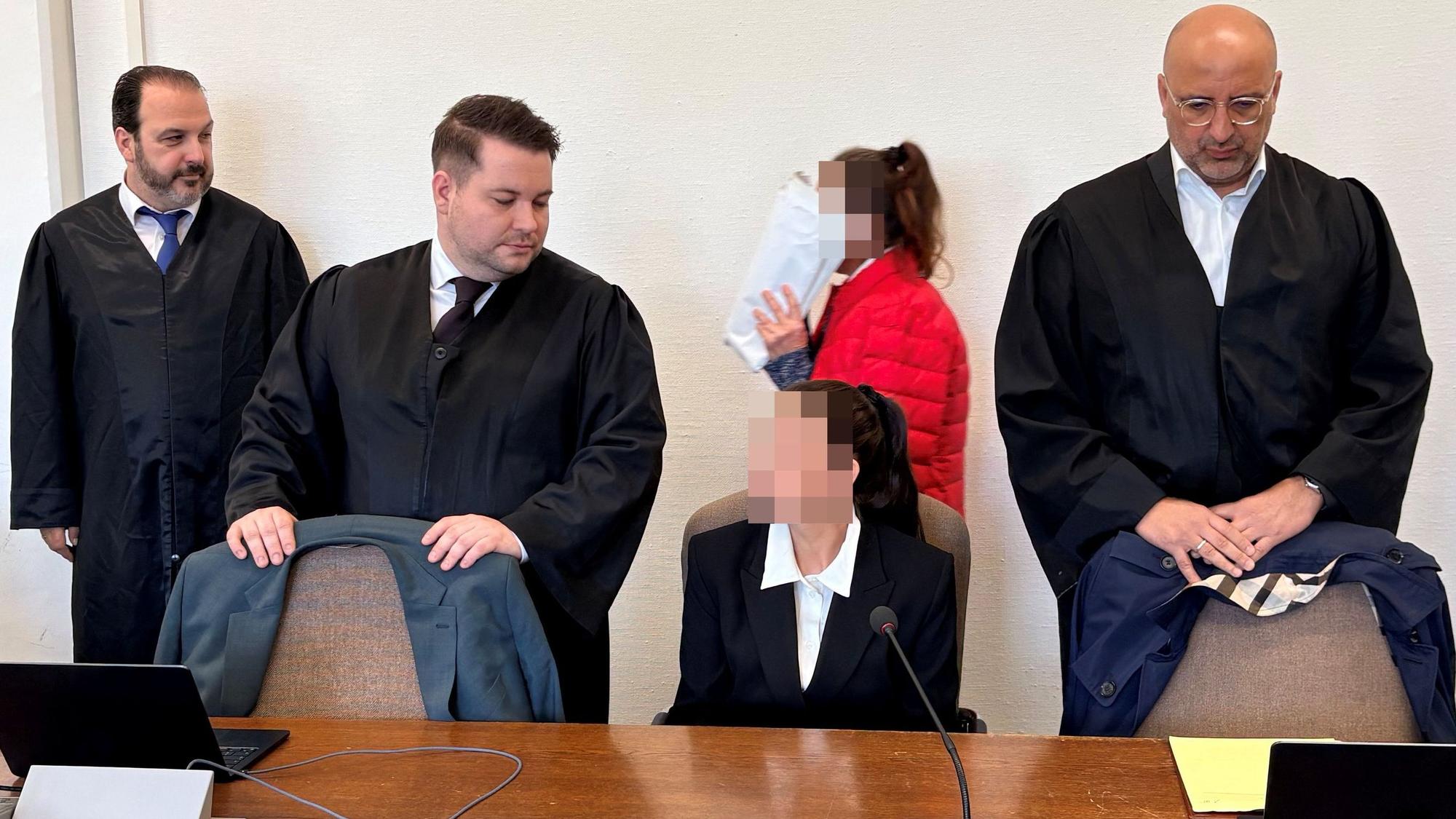 Mutter und Tochter beim Prozessauftakt mit ihren Anwälten Nicolas A. Frühsorger, Dominik Weiß und Abdou A. Gabbar (v.l.) im Kölner Landgericht