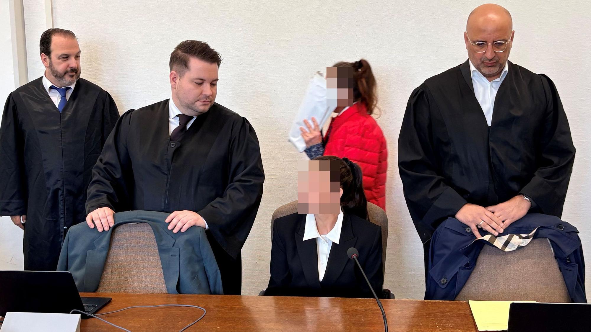 Mutter und Tochter beim Prozessauftakt mit ihren Anwälten Nicolas A. Frühsorger, Dominik Weiß und Abdou A. Gabbar (v. l.) im Kölner Landgericht