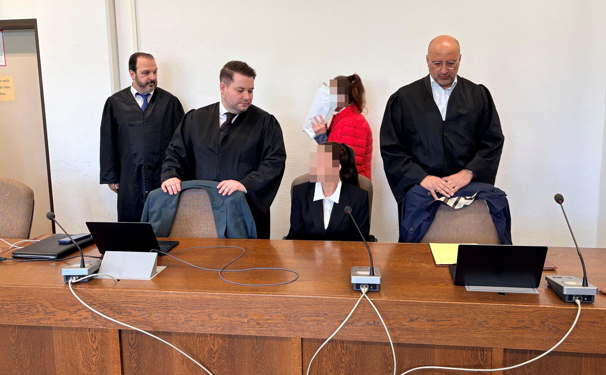 Mutter und Tochter beim Prozessauftakt mit ihren Anwälten Nicolas A. Frühsorger, Dominik Weiß und Abdou A. Gabbar (v.l.) im Kölner Landgericht