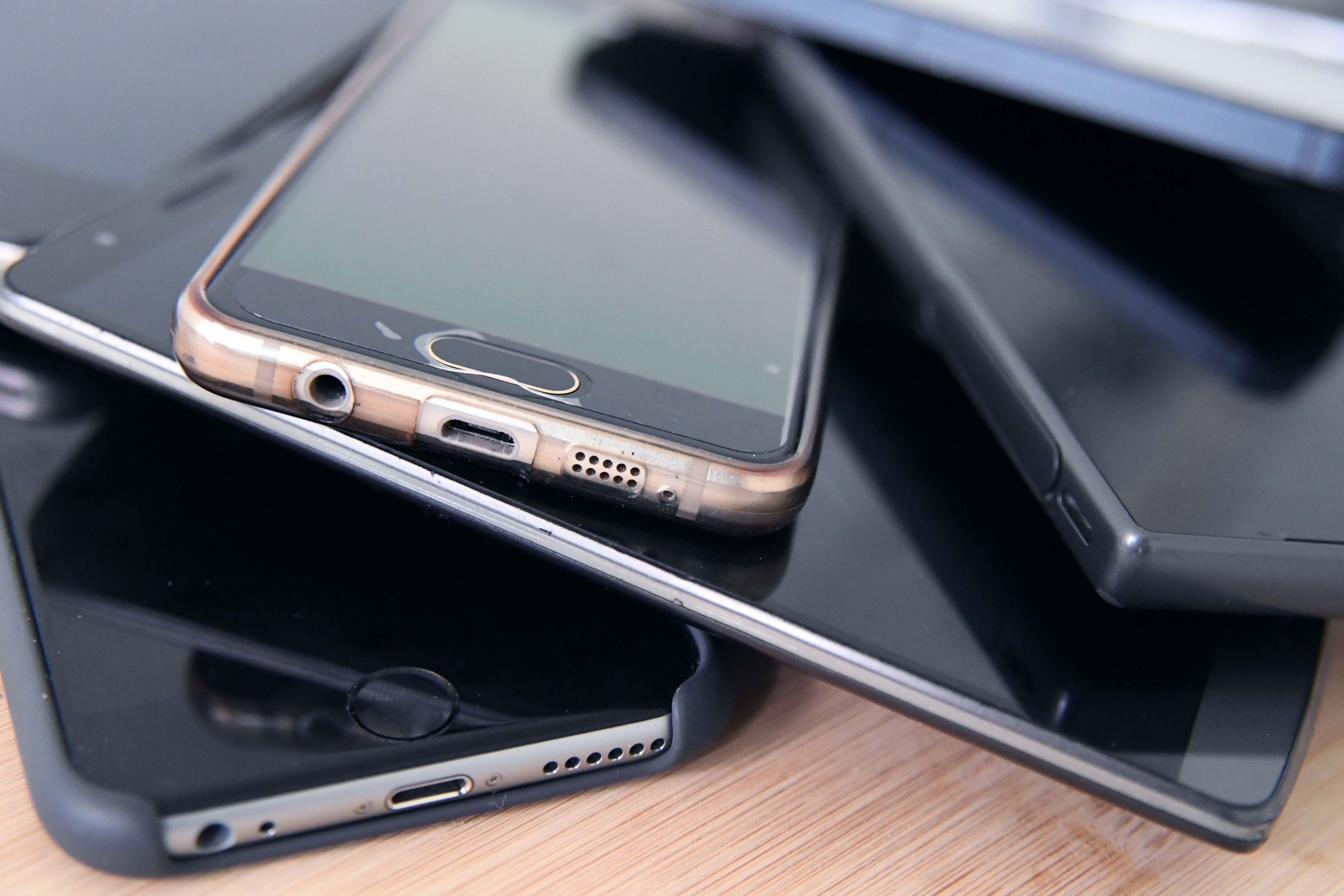 Alte Smartphones bei der Tauschbörse (Symbolbild)