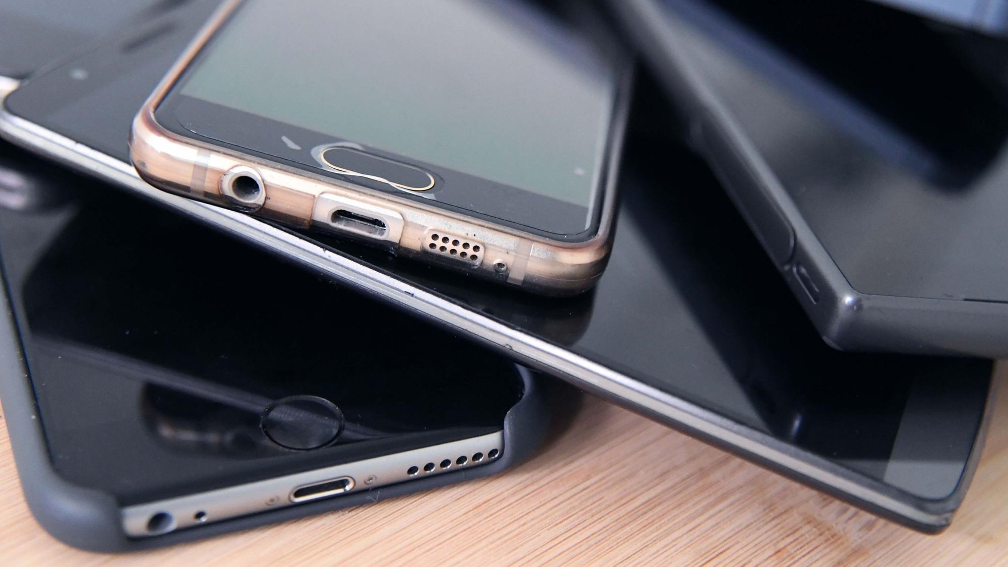 Alte Smartphones bei der Tauschbörse (Symbolbild)