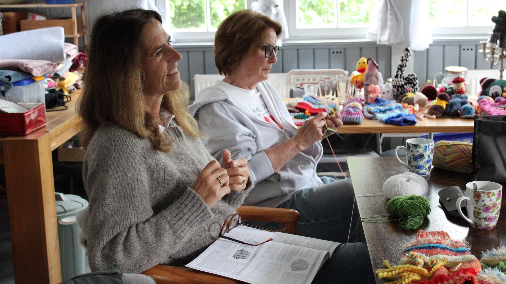 Stricktreff Neuhonrath: Ulrike Schröder und Karen Bultmann