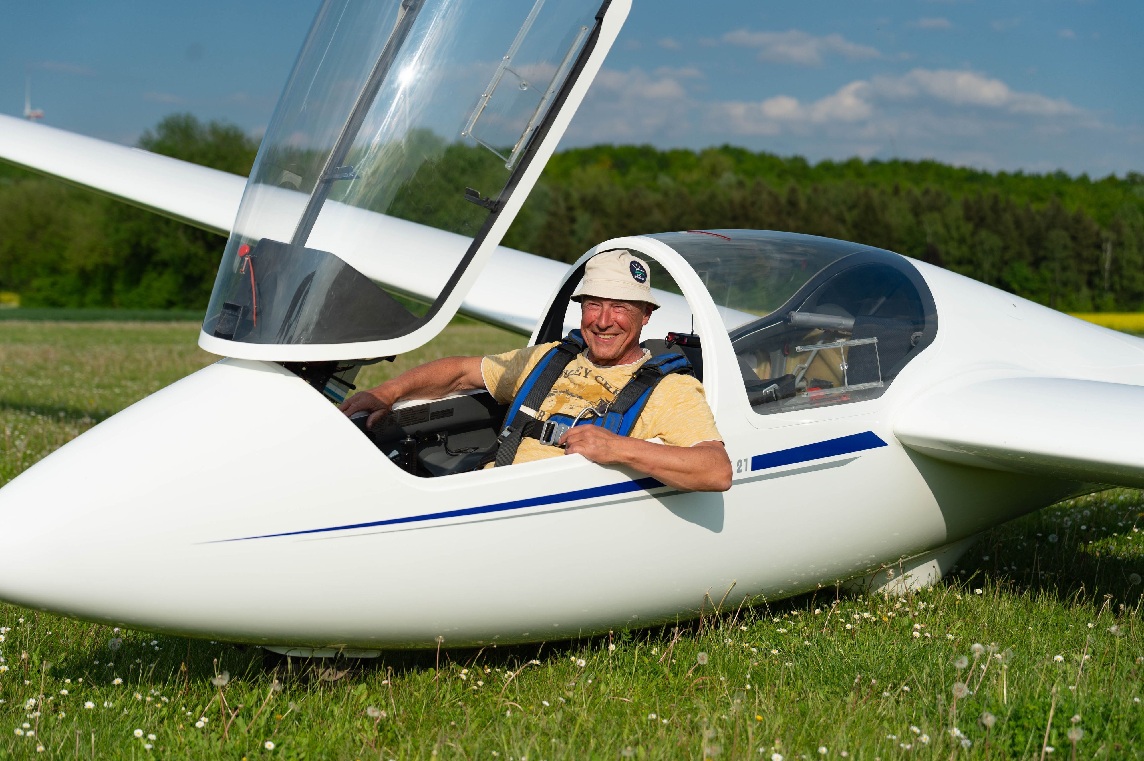 Ein Mann sitzt in einem Segelflugzeug.