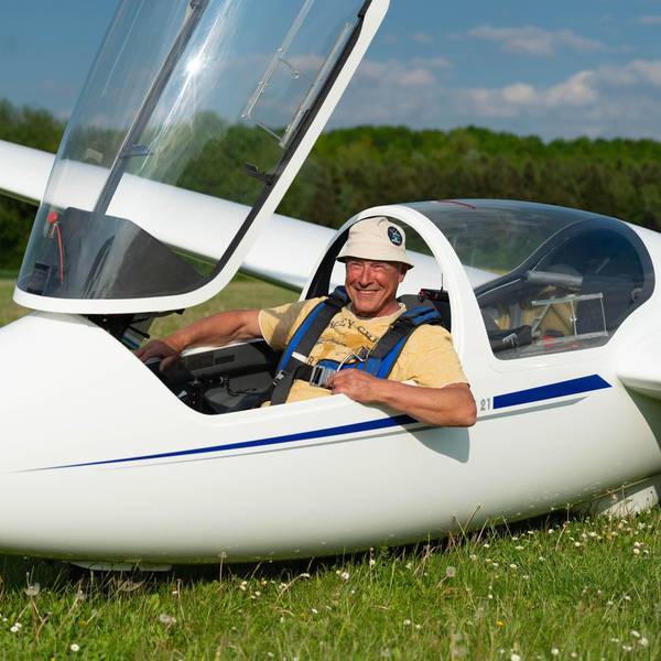 Ein Mann sitzt in einem Segelflugzeug.