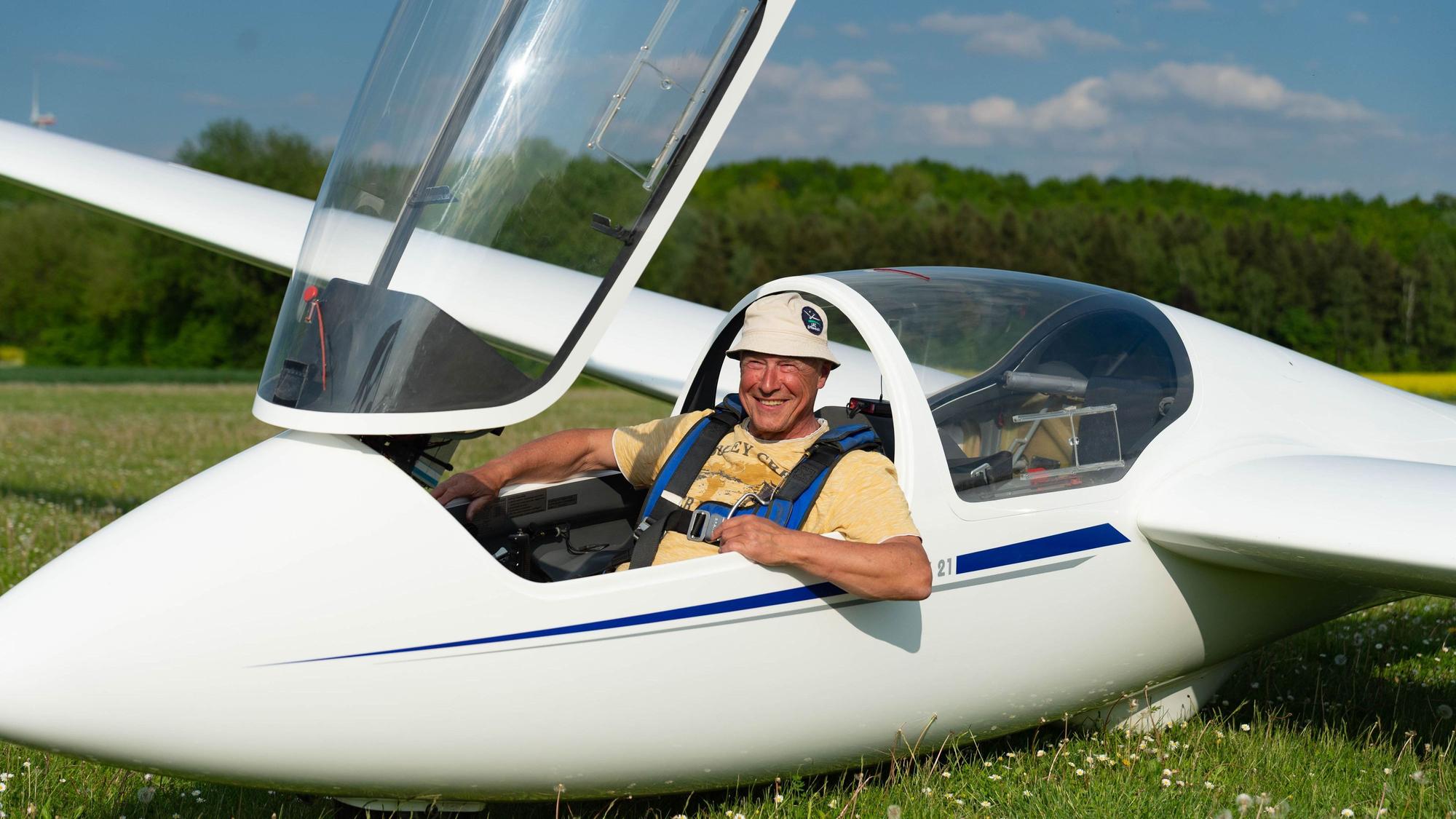 Ein Mann sitzt in einem Segelflugzeug.