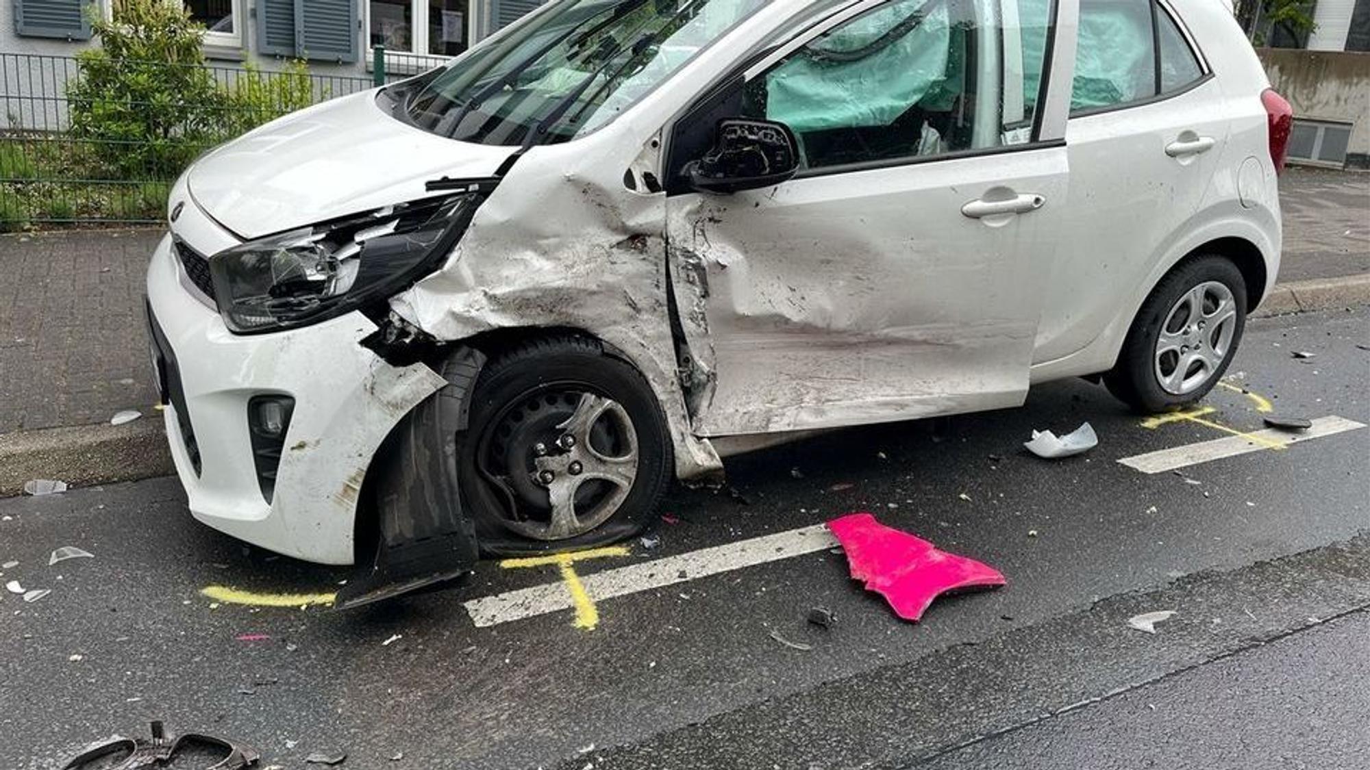 Zwei stark beschädigte Autos nach einer Kollision in Bergisch Gladbach.