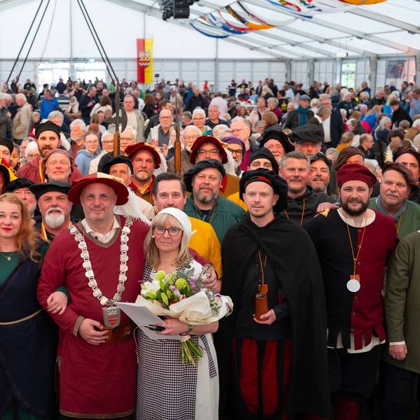 Zu sehen ist die Ehrung von zwei Frauen durch den Bürgermeister, umringt von den Landsknechten und Marketenderinnen der Stadt Bergneustadt.