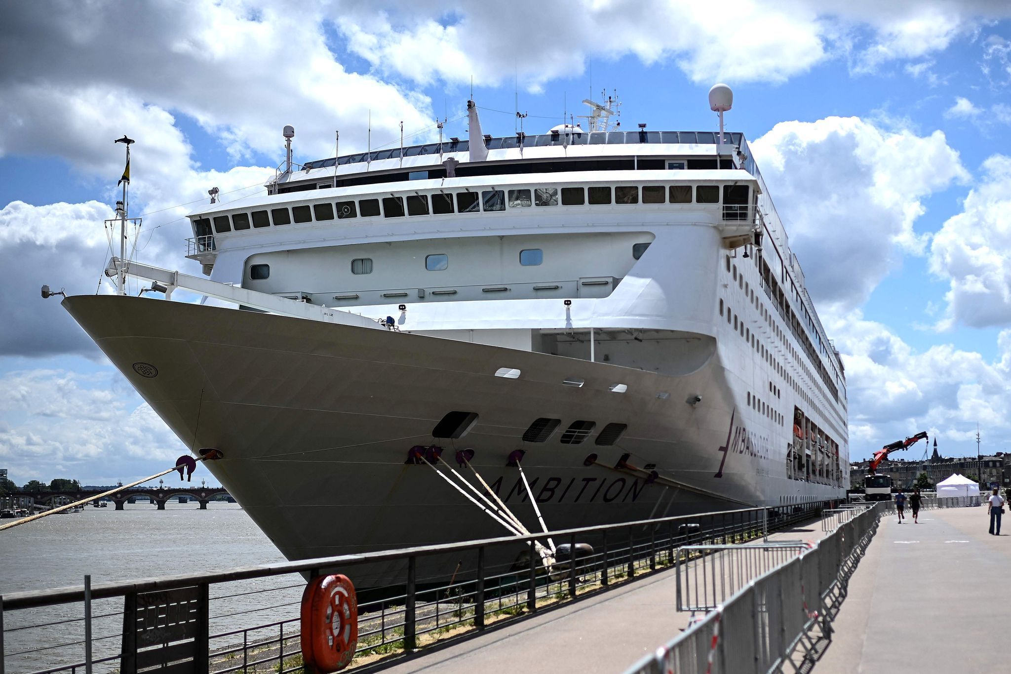 Ein Kreuzfahrtschiff am Hafen.