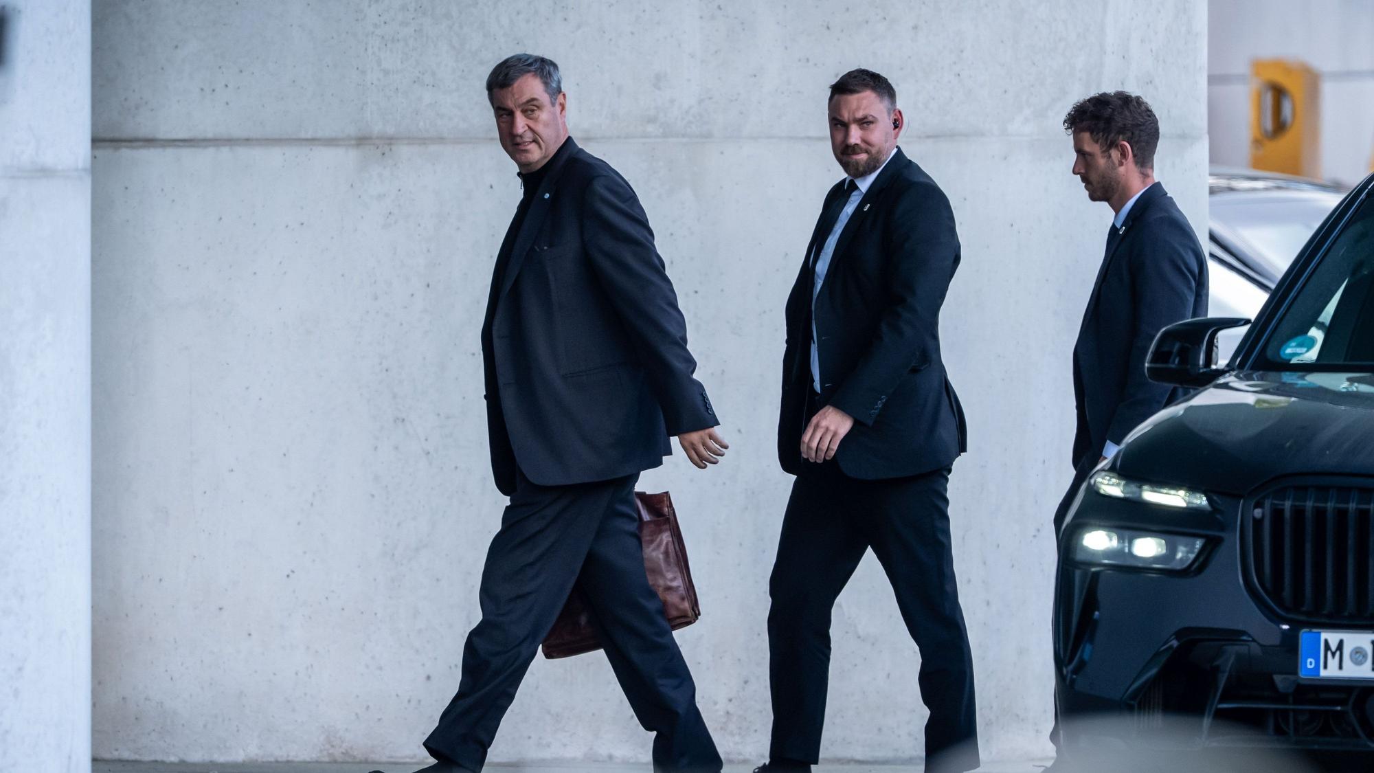 Markus Söder (l.), Ministerpräsident von Bayern und CSU-Vorsitzender, kommt am Dienstag (12. Mai) zu den Beratungen im Koalitionsausschuss am Kanzleramt an.