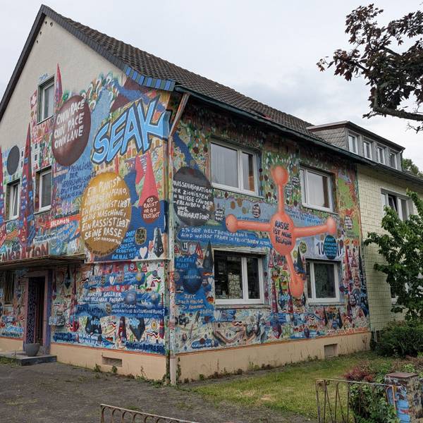 Das Foto zeigt die großflächig bemalten Fassaden des Hauses an der Kochstraße in Efferen.