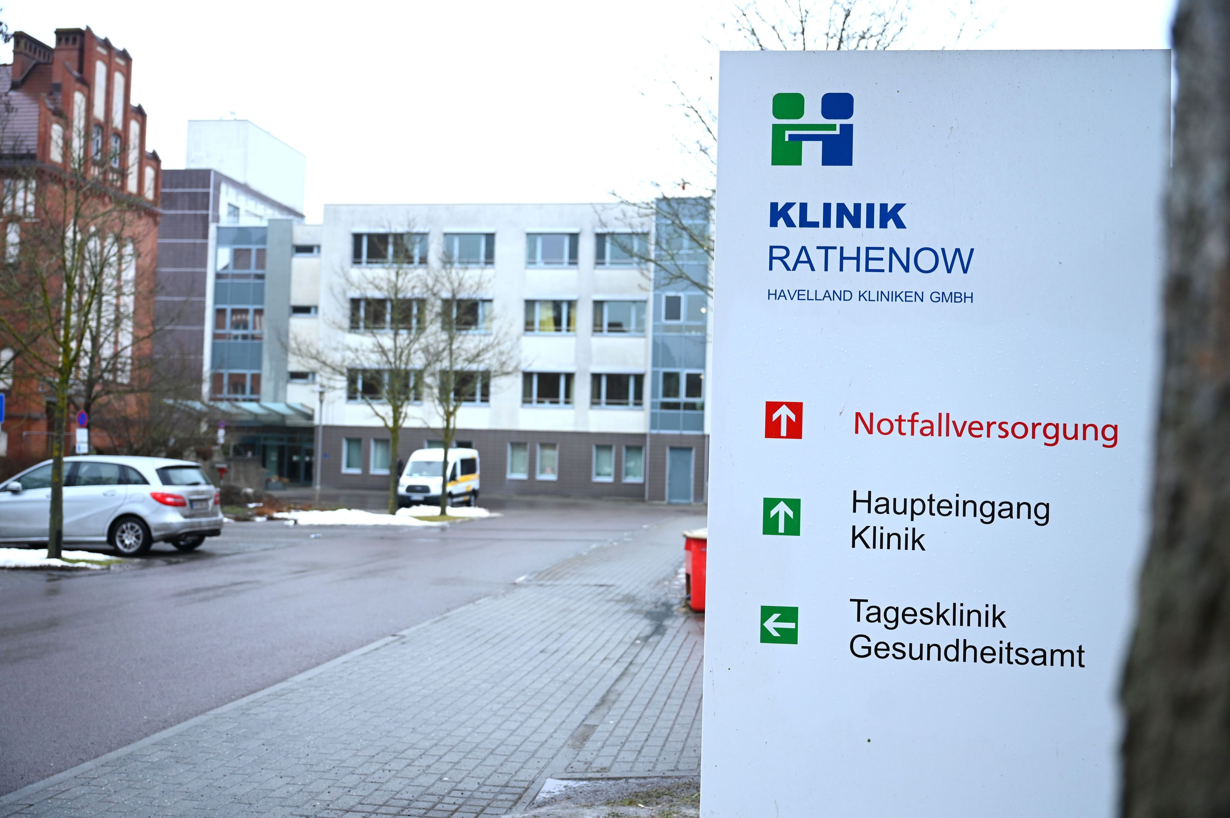 Ein Schild weist auf die Klinik der Havelland-Klinikgruppe in Rathenow hin. (Archivbild)