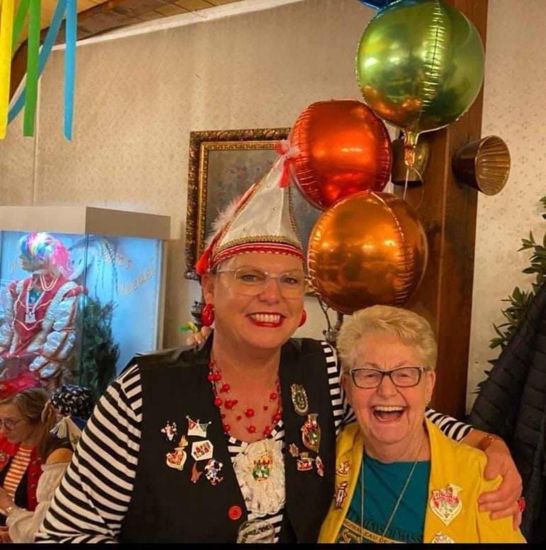 Tochter und Mutter, zwei Jecke unter sich: Regine Mombauer und Ludwina Schmitz.