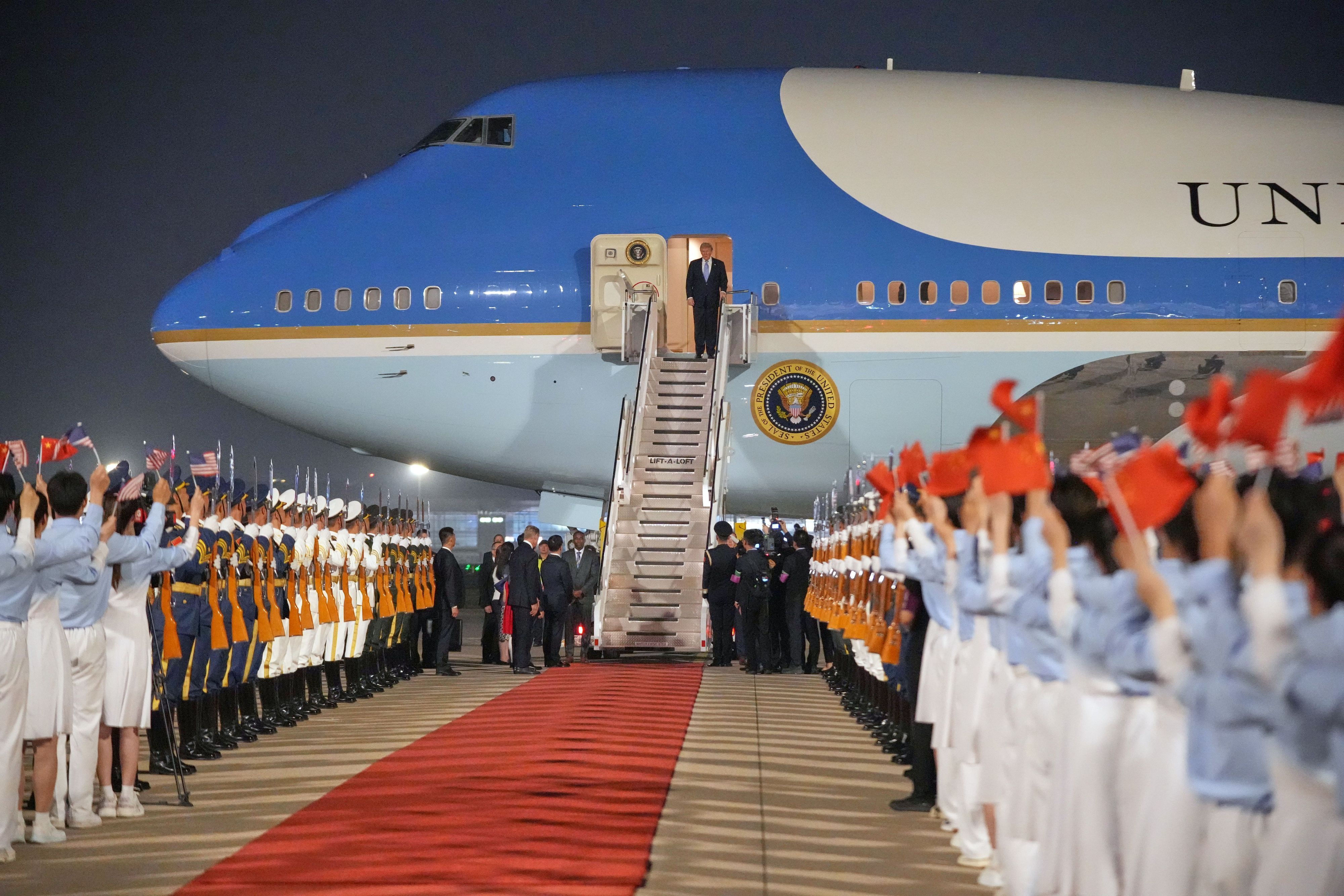 US-Präsident Donald Trump kommt in der Air Force One auf dem Beijing Capital International Airport an.