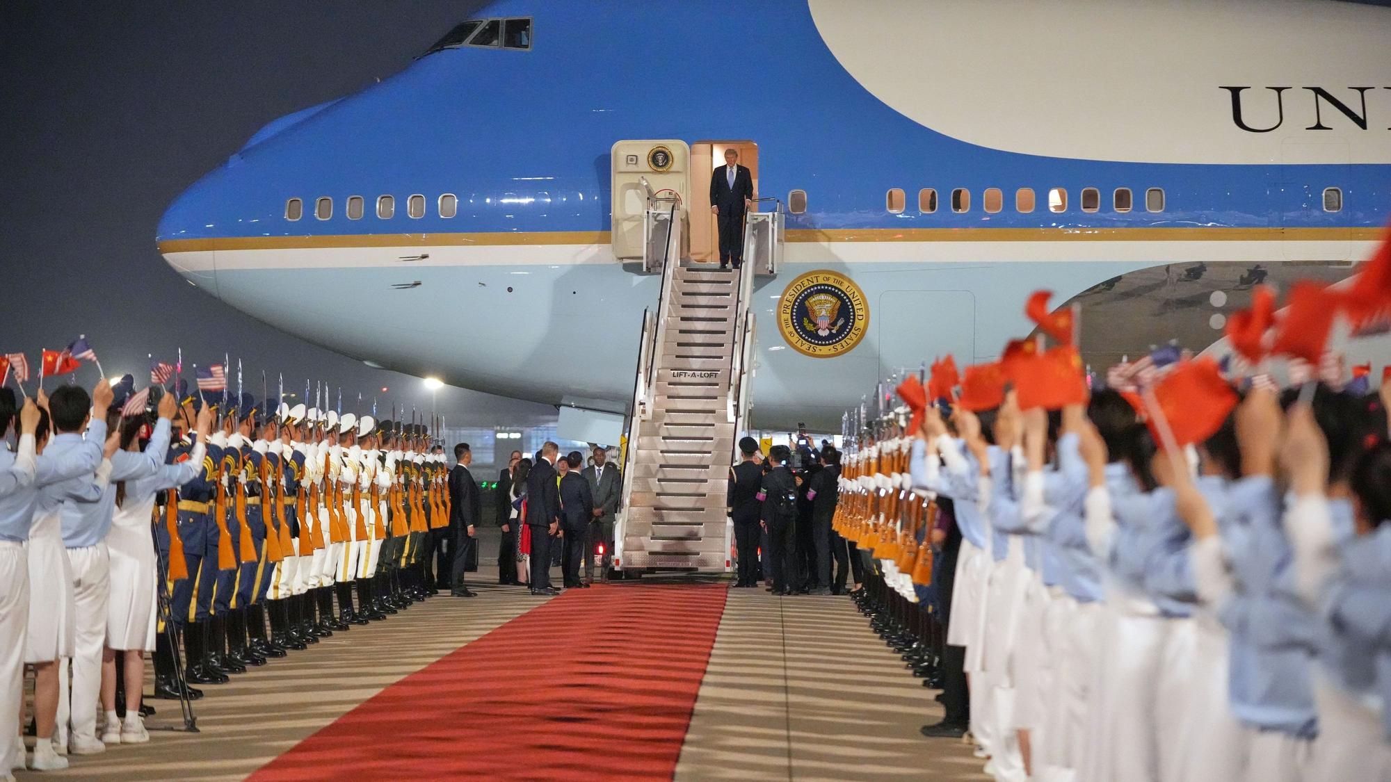 US-Präsident Donald Trump kommt in der Air Force One auf dem Beijing Capital International Airport an.