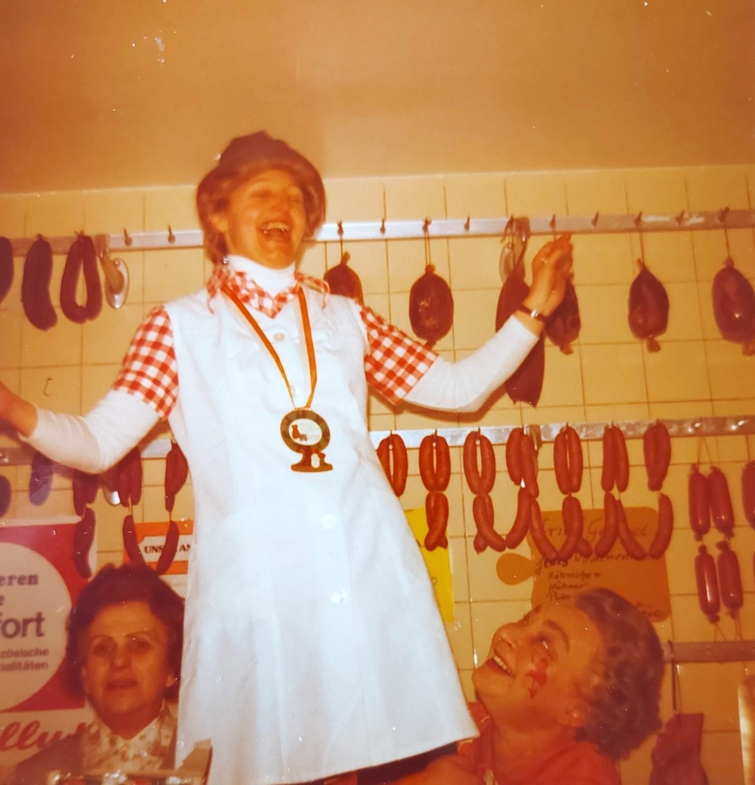 Gefeiert wurde auch im Fleischwarengeschäft, das Ludwina Schmitz betrieb.