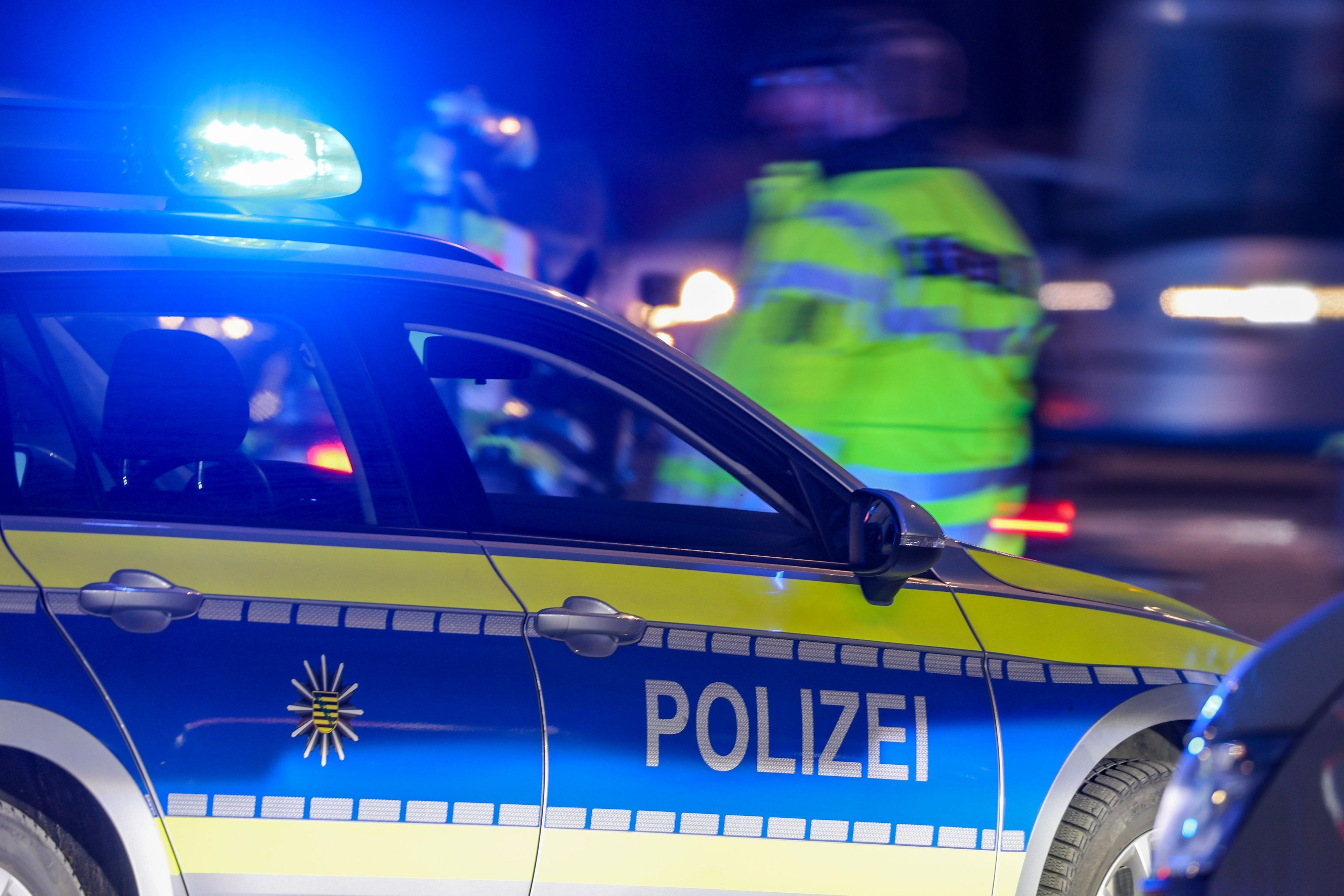 Am frühen Mittwochmorgen (13. Mai) war die Polizei in Köln-Ehrenfeld im Einsatz (Symbolbild mit Polizeiwagen).