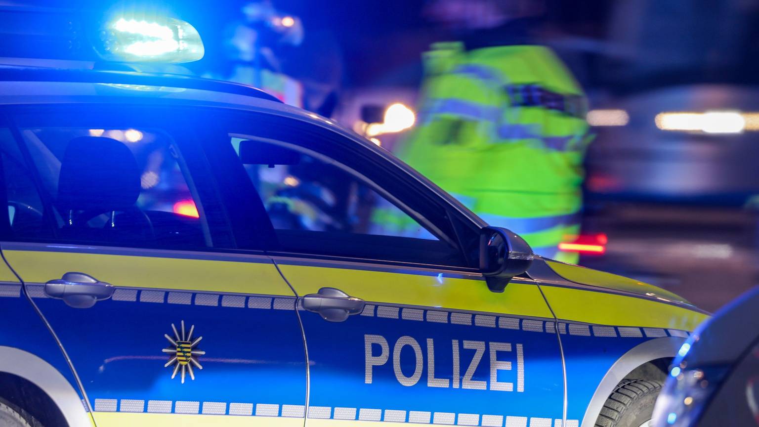 Am frühen Mittwochmorgen (13. Mai) war die Polizei in Köln-Ehrenfeld im Einsatz (Symbolbild mit Polizeiwagen).