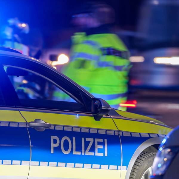 Am frühen Mittwochmorgen (13. Mai) war die Polizei in Köln-Ehrenfeld im Einsatz (Symbolbild mit Polizeiwagen).