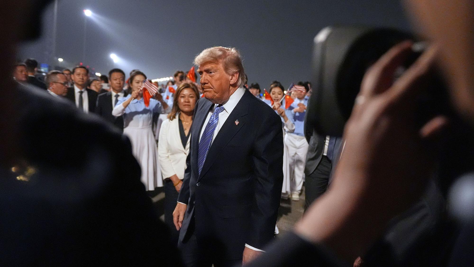 Donald Trump geht während einer Ankunftszeremonie auf dem Beijing Capital International Airport in Peking.