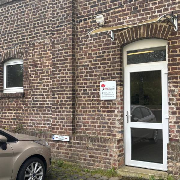 Das Foto zeigt den Eingang des Kohl-Verlags in Kerpen-Buir.