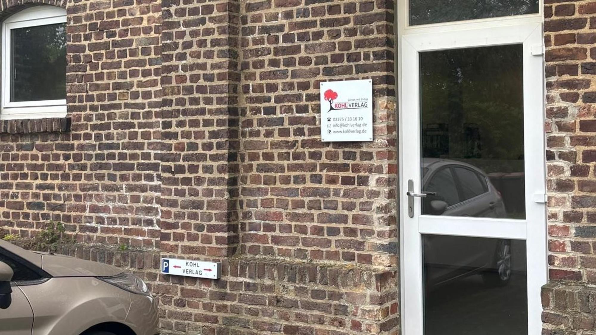 Das Foto zeigt den Eingang des Kohl-Verlags in Kerpen-Buir.