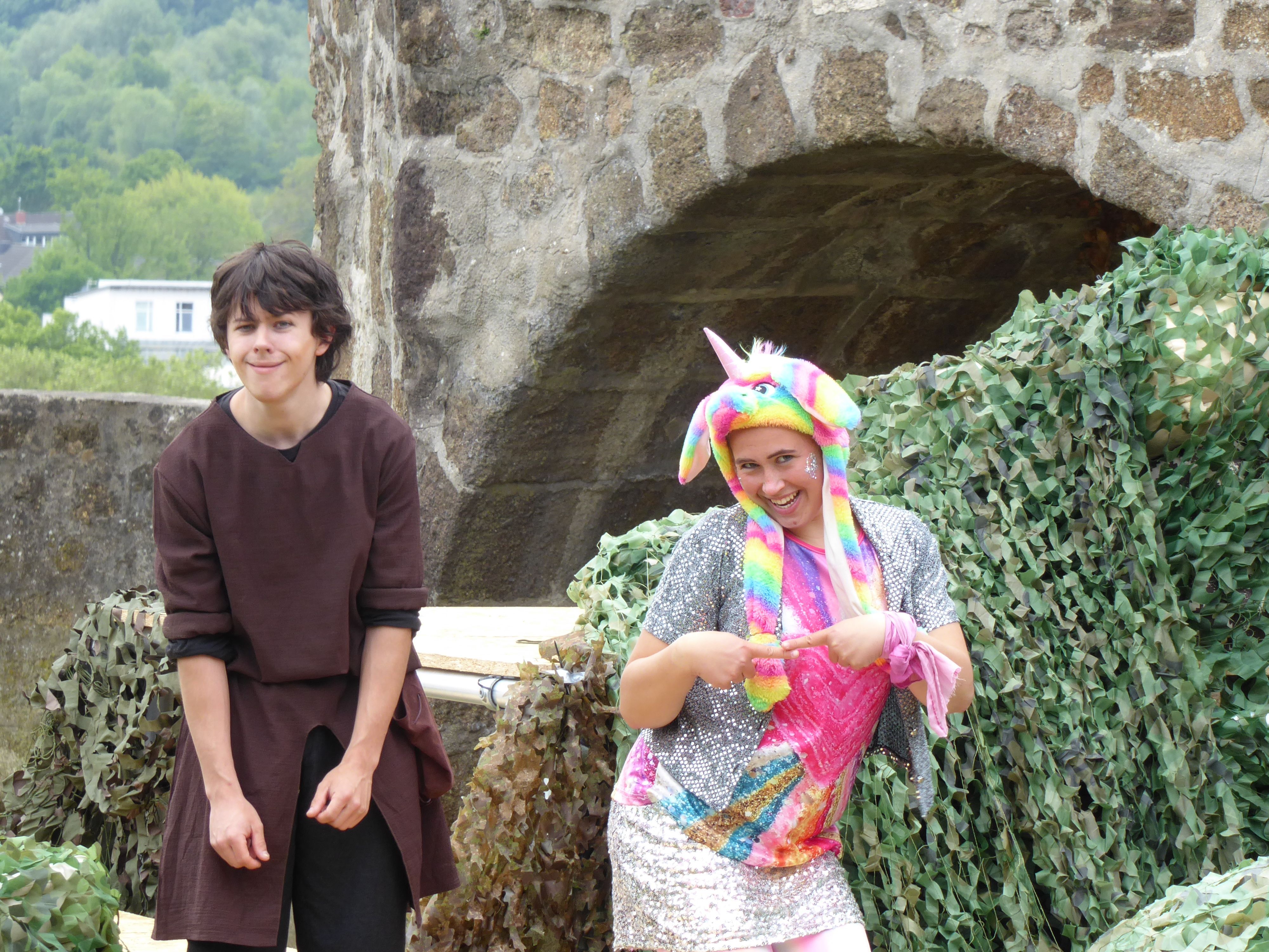Robin Hood freut sich über das Treffen mit der aufgedrehten Marian.