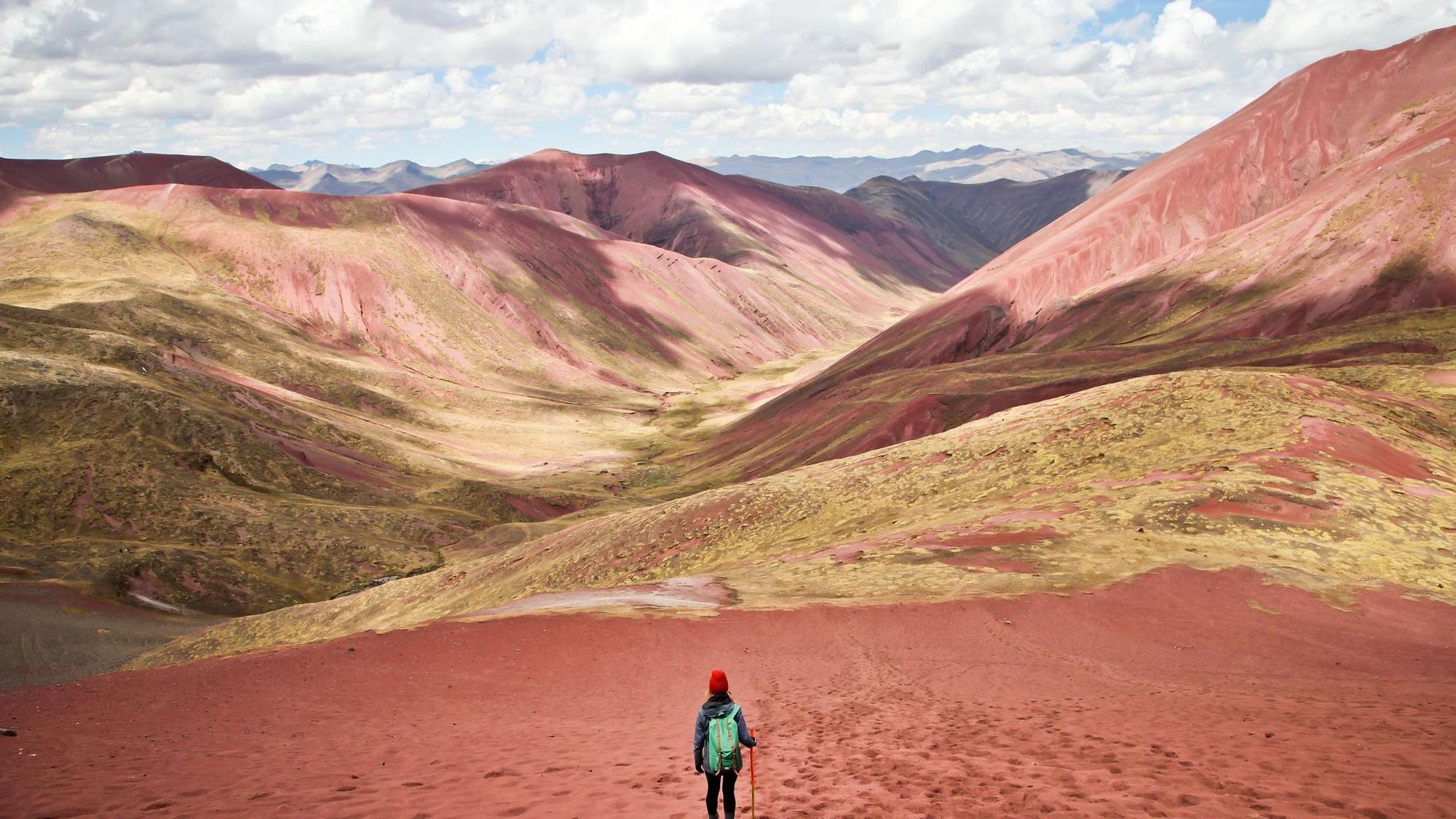 Eine Touristin steht in der Red Valley in Peru