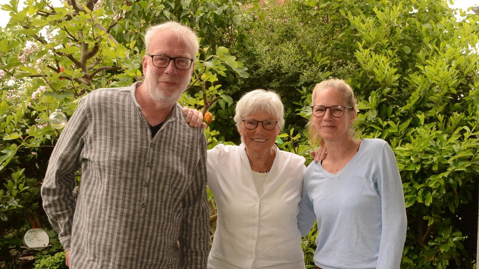 Bernd Göken, Geschäftsführer des Komitee Cap Anamur/ Deutsche Not-Ärzte, Christel Neudeck und Yvonne Neudeck.