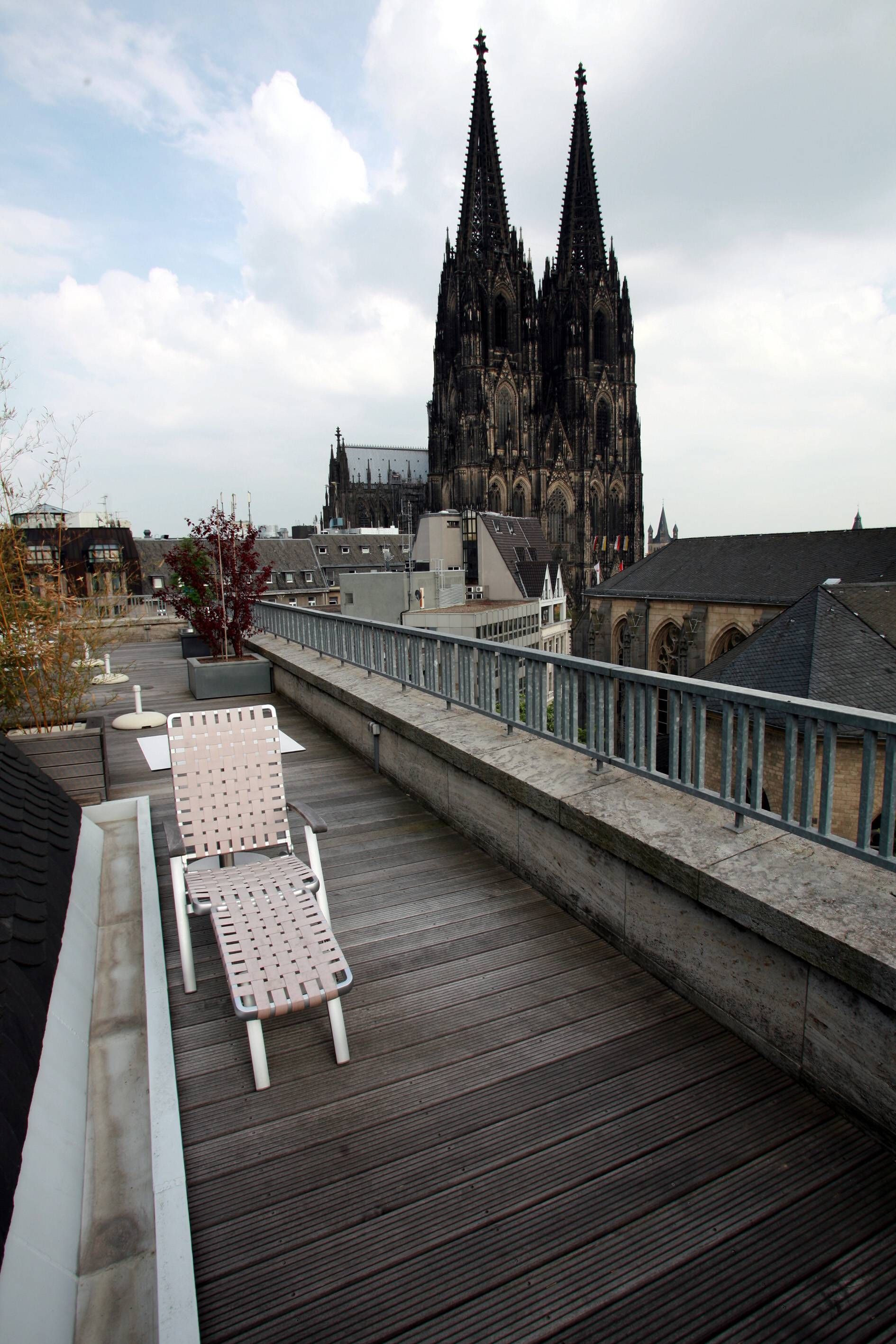 Bildnummer: 52549549  Datum: 20.05.2008  Copyright: imago/bonn-sequenz
Liegestuhl auf einer Dachterrasse in der Nähe des Doms in Köln, Gebäude, außen, Außenansicht , Landschaft; 2008, Köln, Deutschland, Dach, Stuhl, Kölner Dom, Kirchen; , hoch, Kbdig, Totale, Wohngebäude,  ,  , Nordrhein Westfalen, Europa
Bildnummer 52549549 Date 20 05 2008 Copyright Imago Bonn Sequence Deck chair on a Roof terrace in the Vicinity the Cathedral in Cologne Building exterior exterior view Landscape 2008 Cologne Germany Roof Chair Cologne Dom Churches vertical Kbdig long shot Residential building North Rhine Westphalia Europe