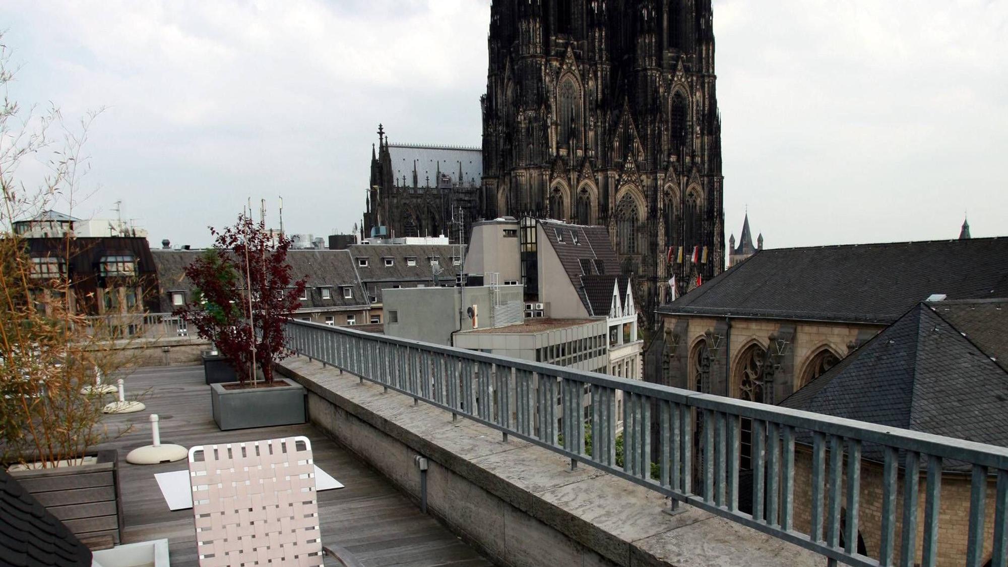 Bildnummer: 52549549 Datum: 20.05.2008 Copyright: imago/bonn-sequenz
Liegestuhl auf einer Dachterrasse in der Nähe des Doms in Köln, Gebäude, außen, Außenansicht , Landschaft; 2008, Köln, Deutschland, Dach, Stuhl, Kölner Dom, Kirchen; , hoch, Kbdig, Totale, Wohngebäude, , , Nordrhein Westfalen, Europa
Bildnummer 52549549 Date 20 05 2008 Copyright Imago Bonn Sequence Deck chair on a Roof terrace in the Vicinity the Cathedral in Cologne Building exterior exterior view Landscape 2008 Cologne Germany Roof Chair Cologne Dom Churches vertical Kbdig long shot Residential building North Rhine Westphalia Europe
