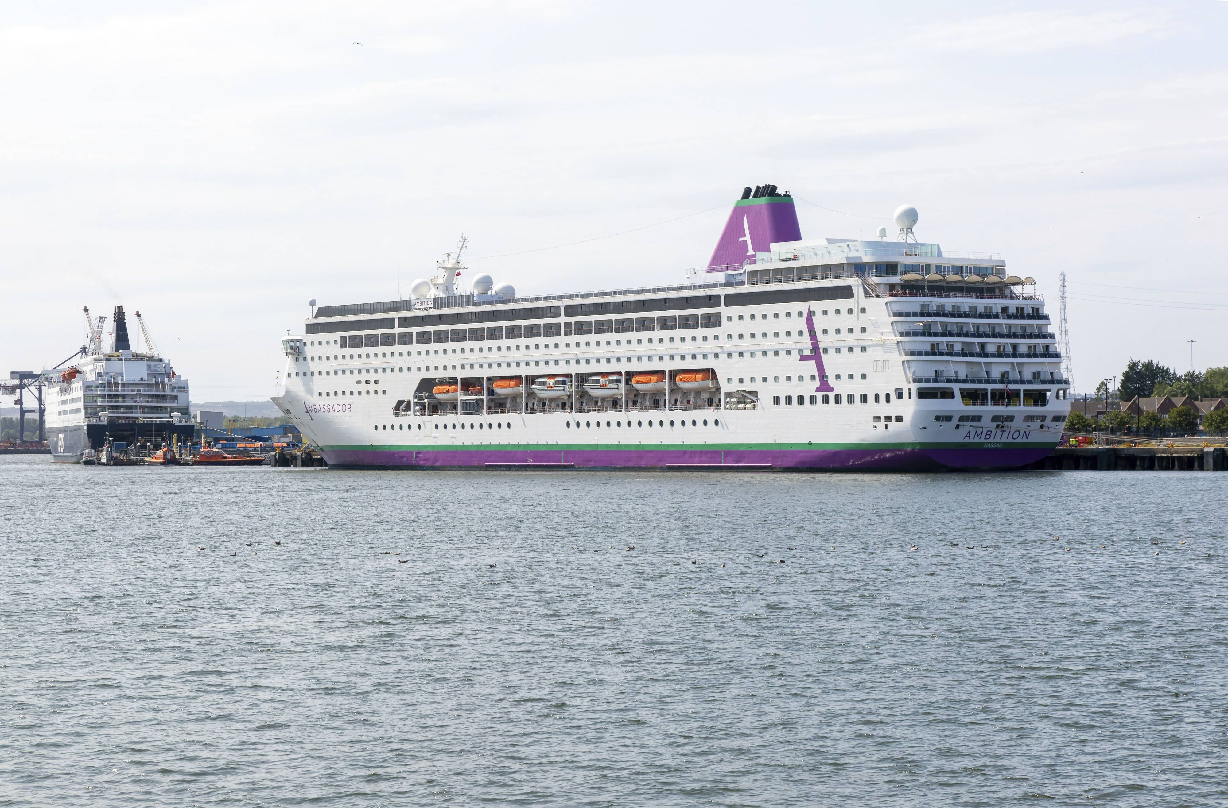 Das Kreuzfahrtschiff „Ambition“ der Reederei Ambassador am Hafen von Newcastle.