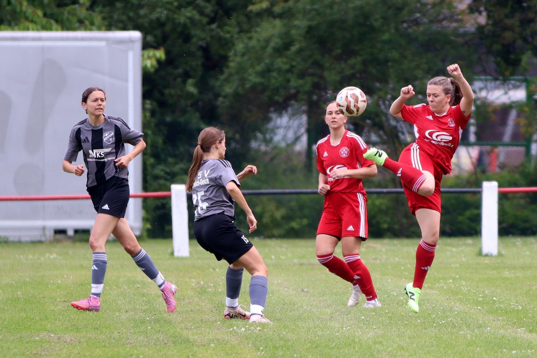 Saskia Reder nimmt einen Ball artistisch an.