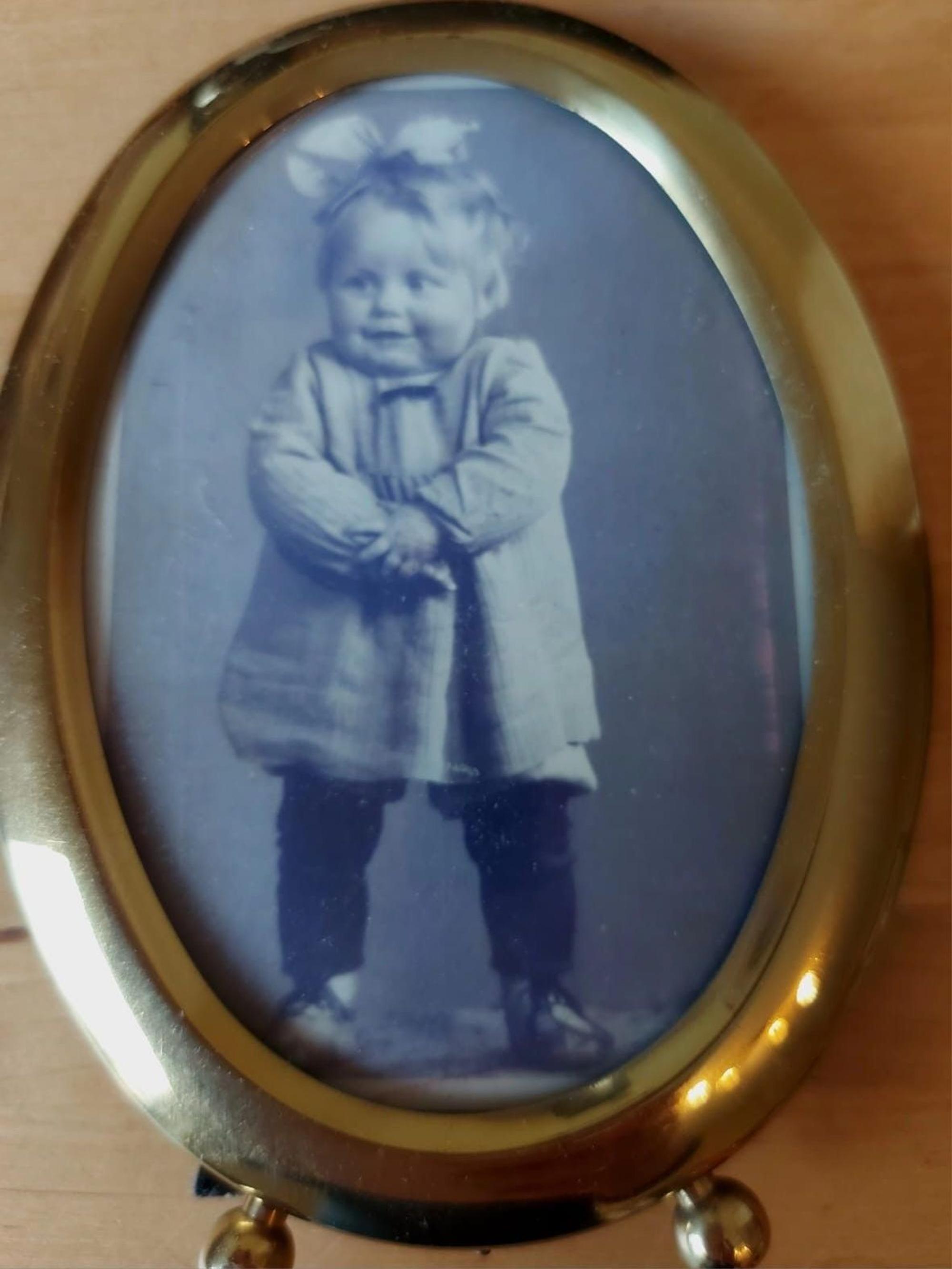 Ludwina Schmitz wurde 1940 im Allgäu geboren.