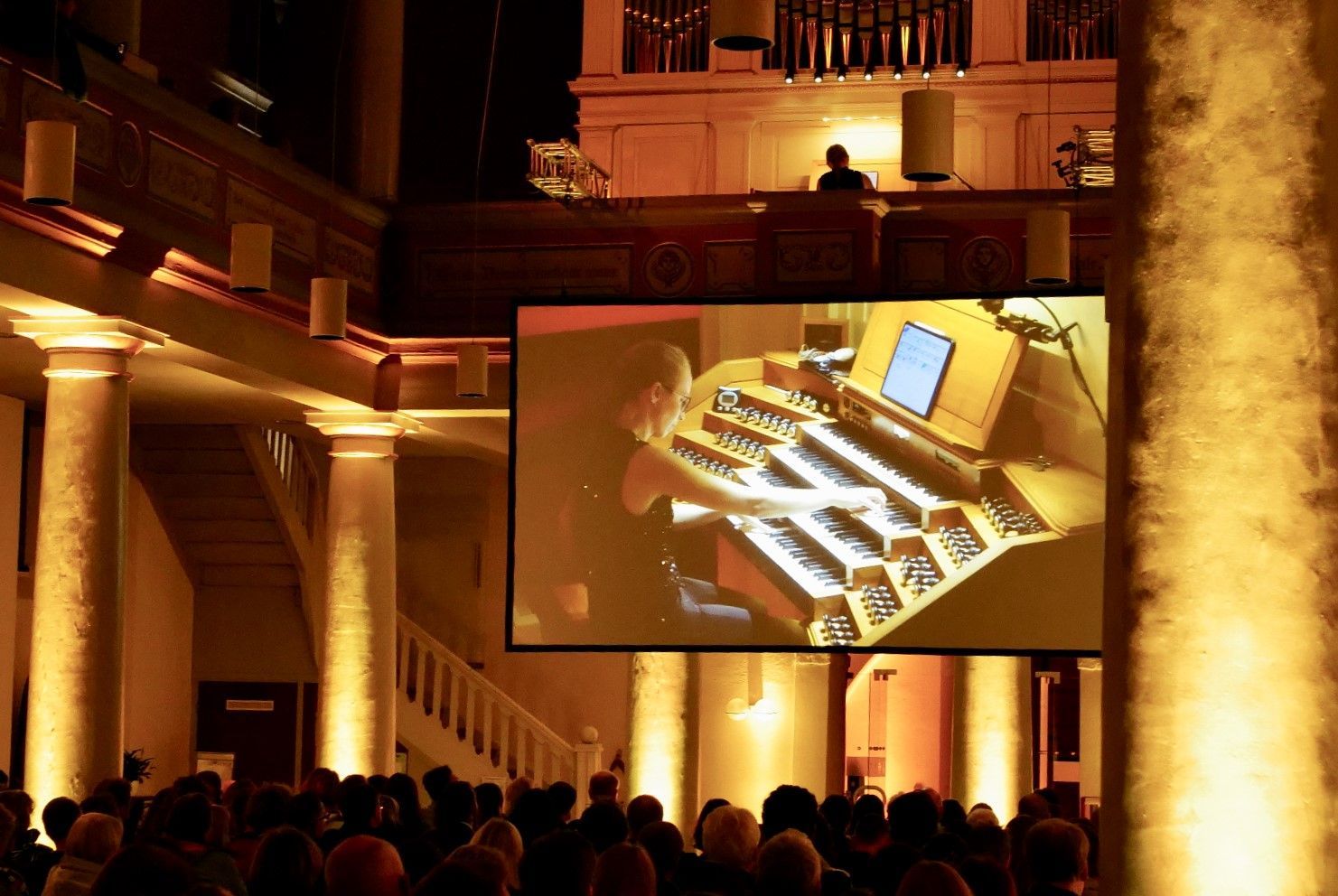 Volles Haus in der St. Johannes Kirche in Sieglar: Beim Konzert des Orgelstars Anna Lapwood blieb kein Platz leer. Sie sprach immer wieder von der Orgelempore aus zum Publikum.