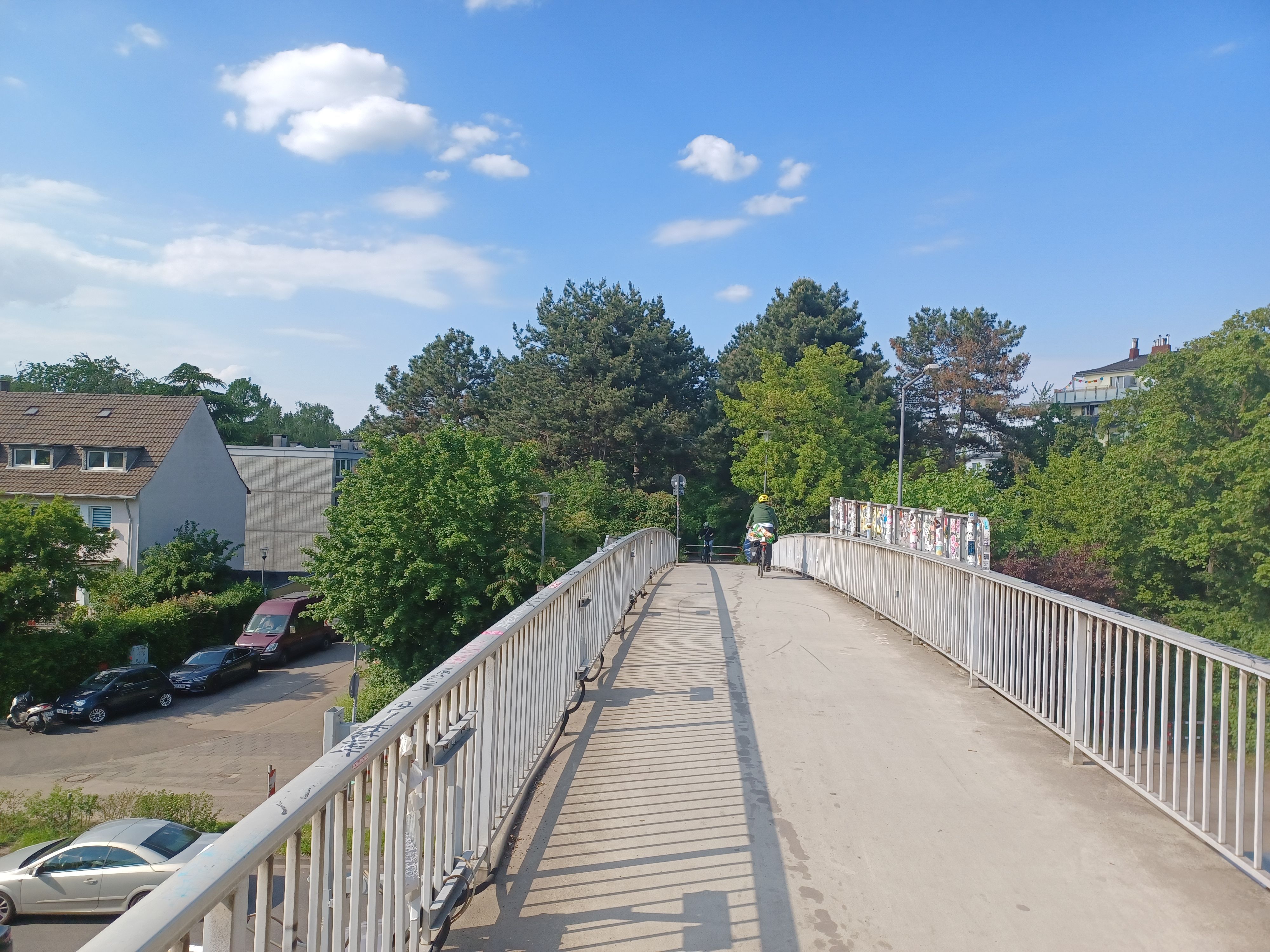 Die Seitengeländer der Brücke über die Innere Kanalstraße sind mit rund einem Meter Höhe zu niedrig, um die Verbindung für den Radverkehr freizugeben.