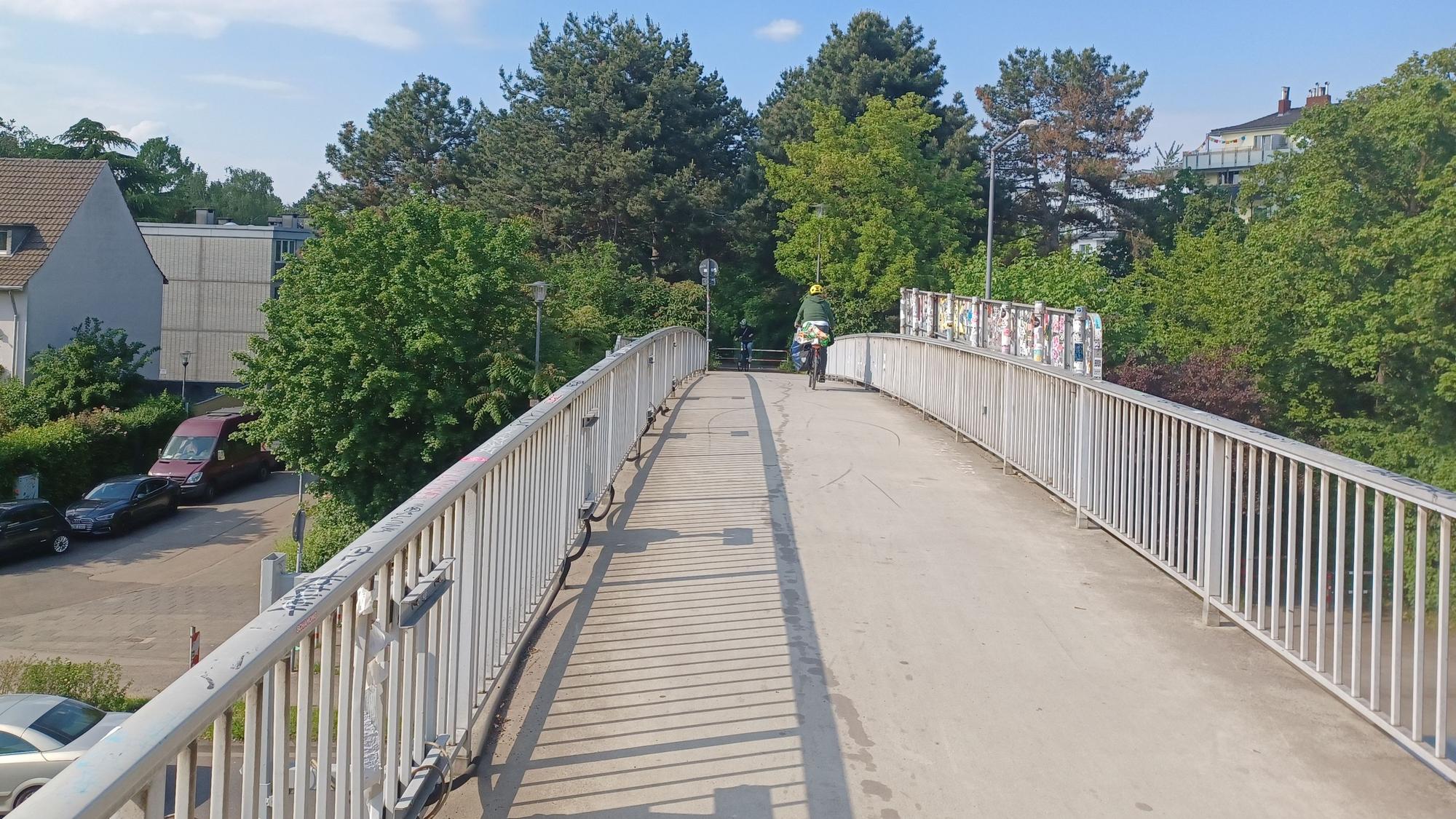 Die Seitengeländer der Brücke über die Innere Kanalstraße sind mit rund einem Meter Höhe zu niedrig, um die Verbindung für den Radverkehr freizugeben.